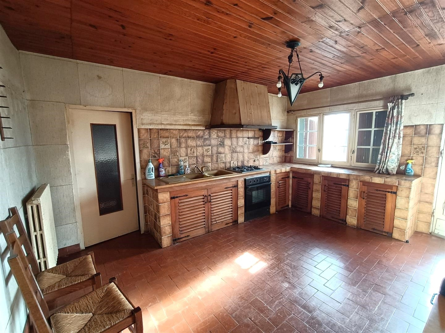 RAVISSANTE MAISON ANCIENNE AVEC TRAVAUX À PRÉVOIR décomposée de la manière suivante : Au RDCH : Cuisine aménagMAILLEBOIS