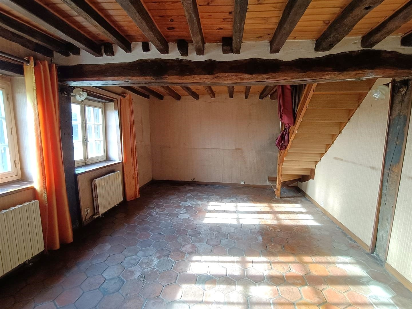RAVISSANTE MAISON ANCIENNE AVEC TRAVAUX À PRÉVOIR décomposée de la manière suivante : Au RDCH : Cuisine aménagMAILLEBOIS