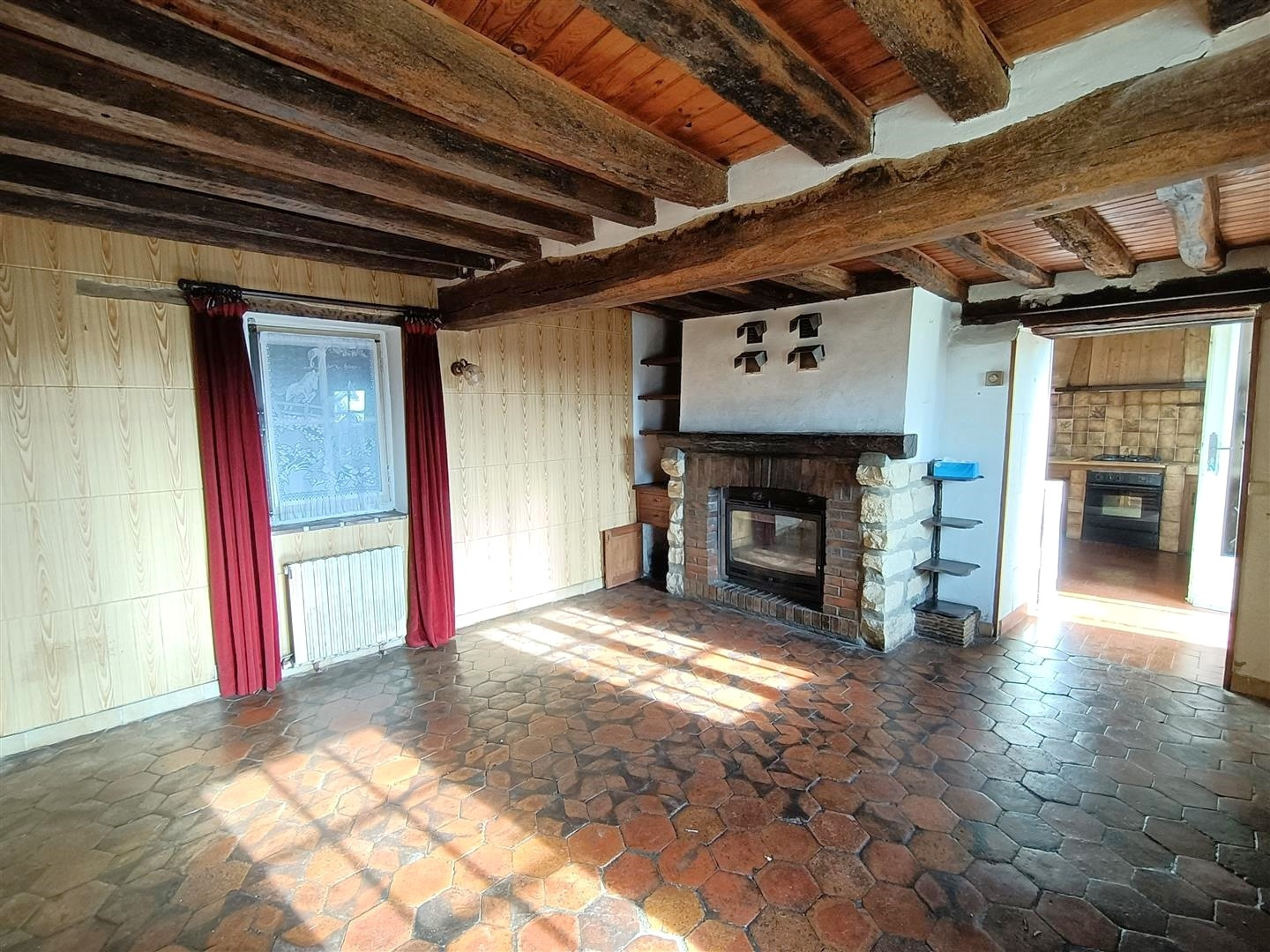 RAVISSANTE MAISON ANCIENNE AVEC TRAVAUX À PRÉVOIR décomposée de la manière suivante : Au RDCH : Cuisine aménagMAILLEBOIS