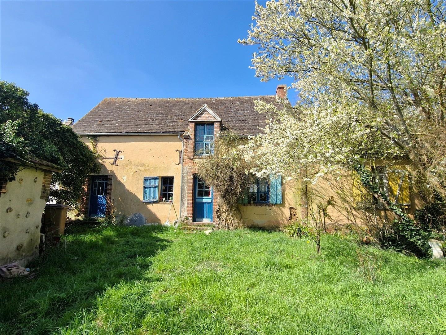 VOUS APPRÉCIEREZ LE CHARME & L'AUTHENTICITÉ DE CETTE RAVISSANTE MAISON ANCIENNE décomposée de la manière suivaTREON