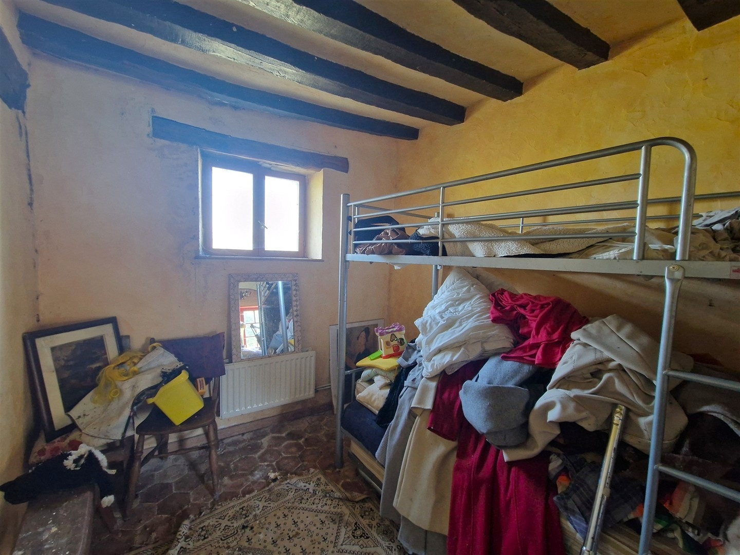 VOUS APPRÉCIEREZ LE CHARME & L'AUTHENTICITÉ DE CETTE RAVISSANTE MAISON ANCIENNE décomposée de la manière suivaTREON