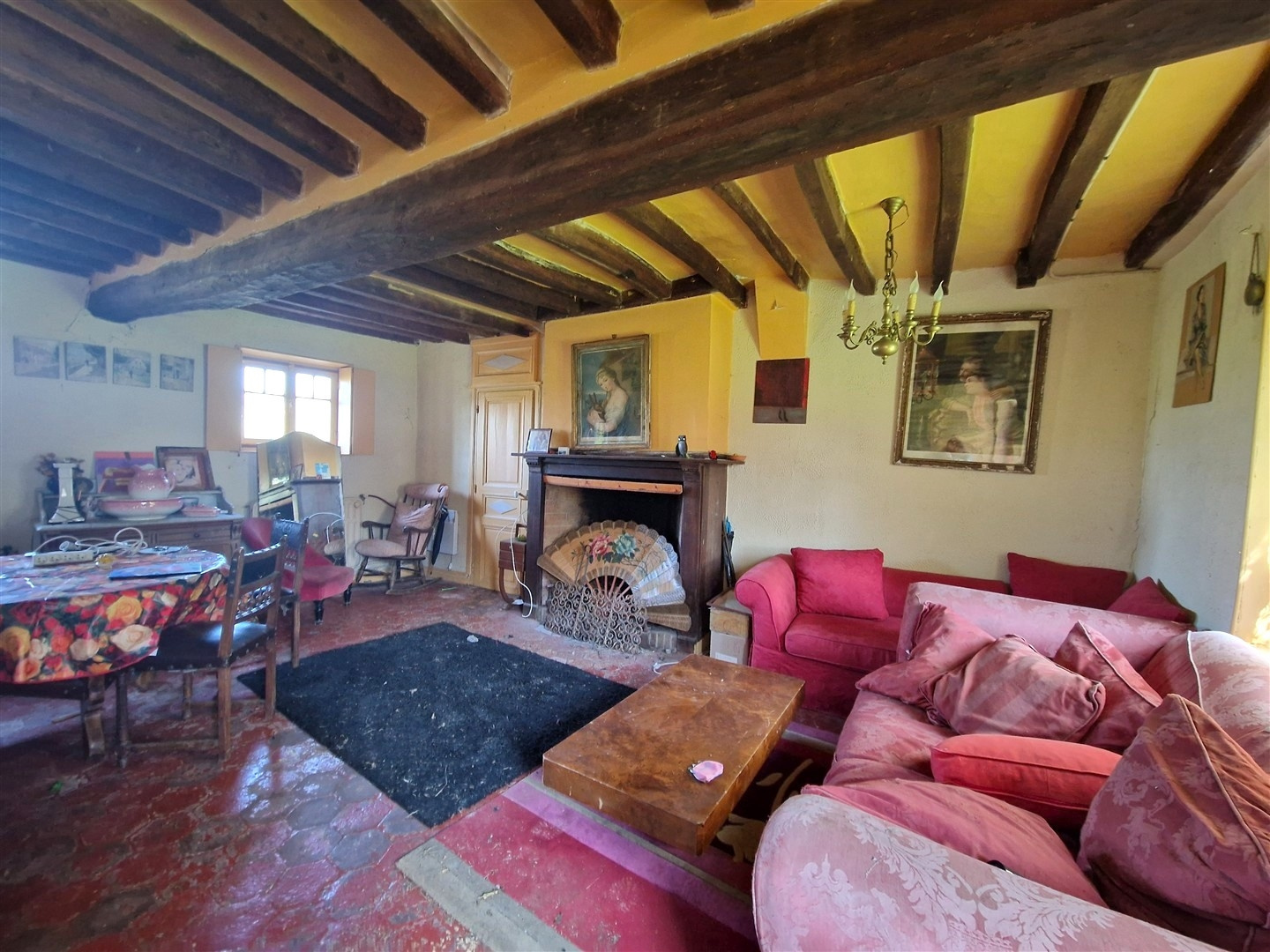 VOUS APPRÉCIEREZ LE CHARME & L'AUTHENTICITÉ DE CETTE RAVISSANTE MAISON ANCIENNE décomposée de la manière suivaTREON