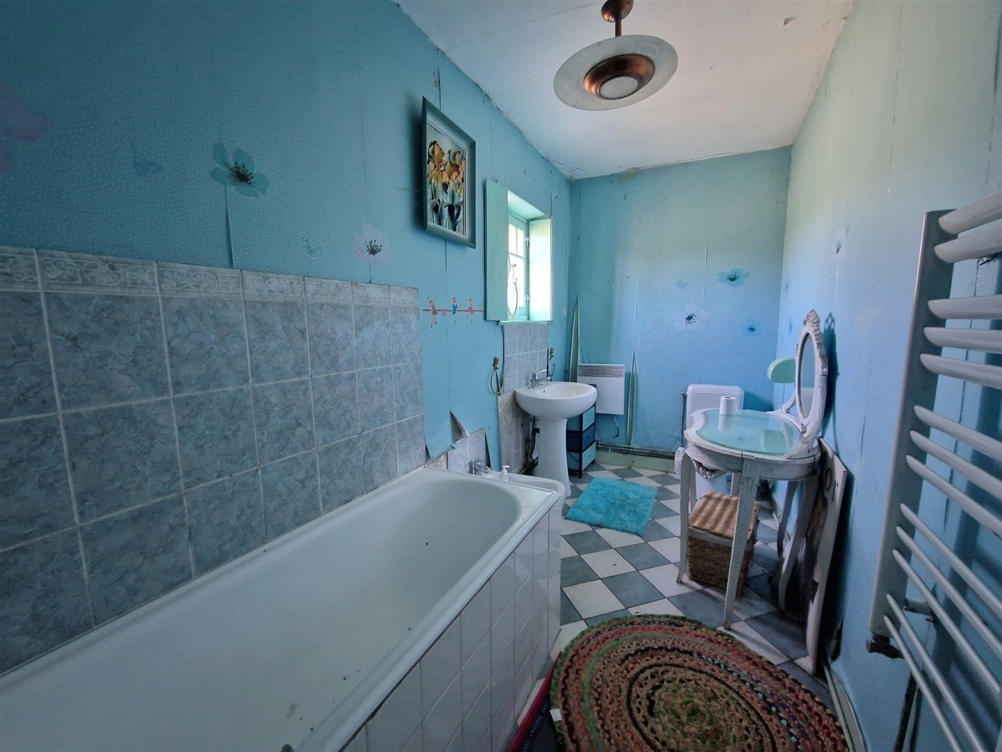 VOUS APPRÉCIEREZ LE CHARME & L'AUTHENTICITÉ DE CETTE RAVISSANTE MAISON ANCIENNE décomposée de la manière suivaTREON