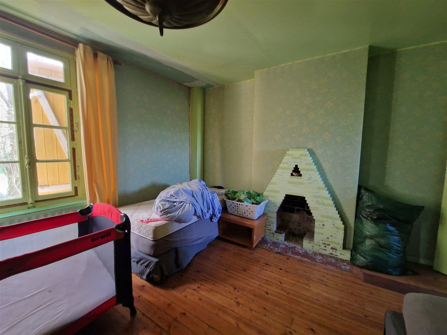 VOUS APPRÉCIEREZ LE CHARME & L'AUTHENTICITÉ DE CETTE RAVISSANTE MAISON ANCIENNE décomposée de la manière suivaTREON