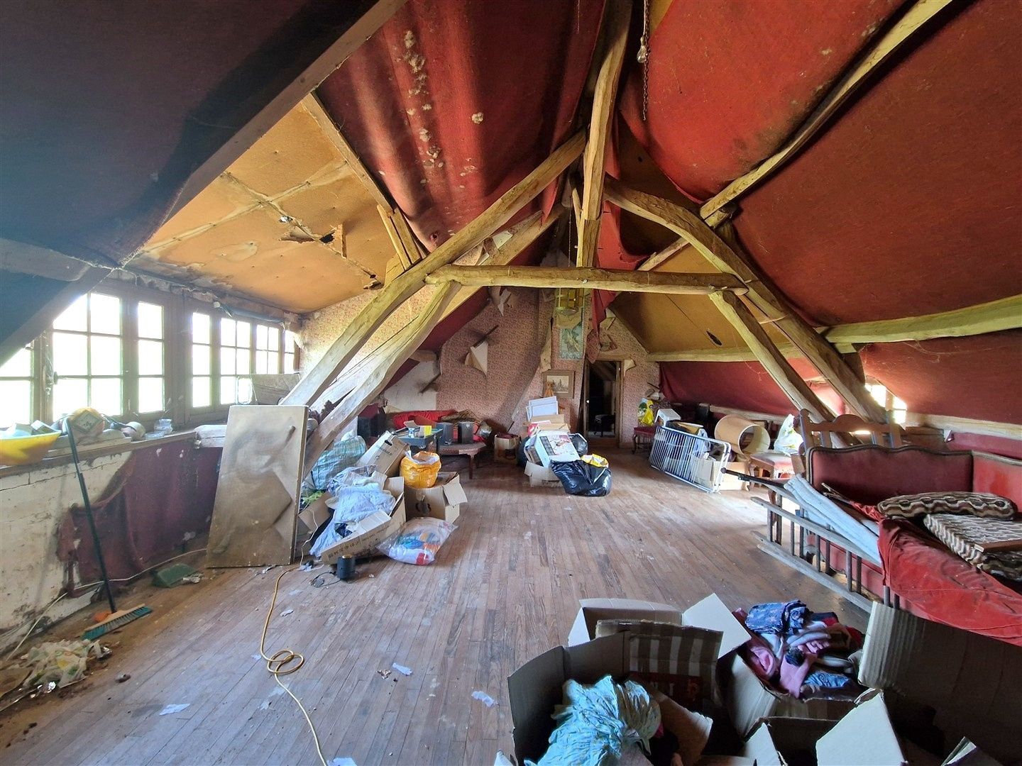 VOUS APPRÉCIEREZ LE CHARME & L'AUTHENTICITÉ DE CETTE RAVISSANTE MAISON ANCIENNE décomposée de la manière suivaTREON