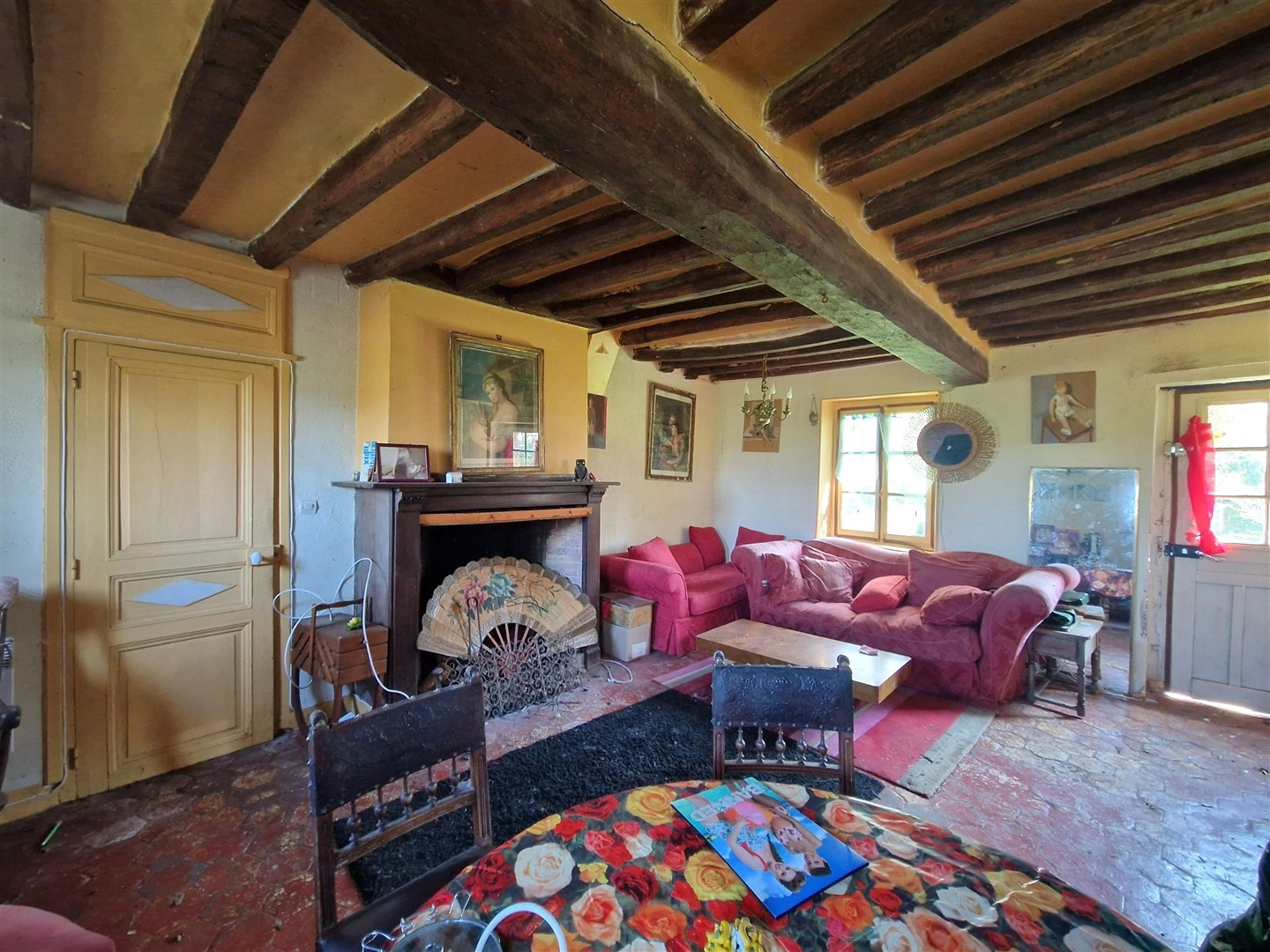 VOUS APPRÉCIEREZ LE CHARME & L'AUTHENTICITÉ DE CETTE RAVISSANTE MAISON ANCIENNE décomposée de la manière suivaTREON