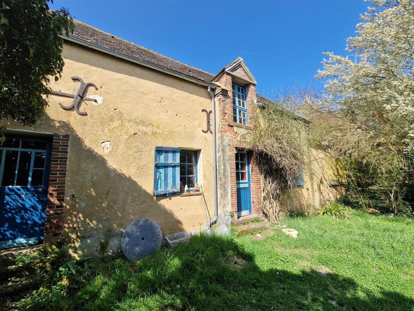 VOUS APPRÉCIEREZ LE CHARME & L'AUTHENTICITÉ DE CETTE RAVISSANTE MAISON ANCIENNE décomposée de la manière suivaTREON