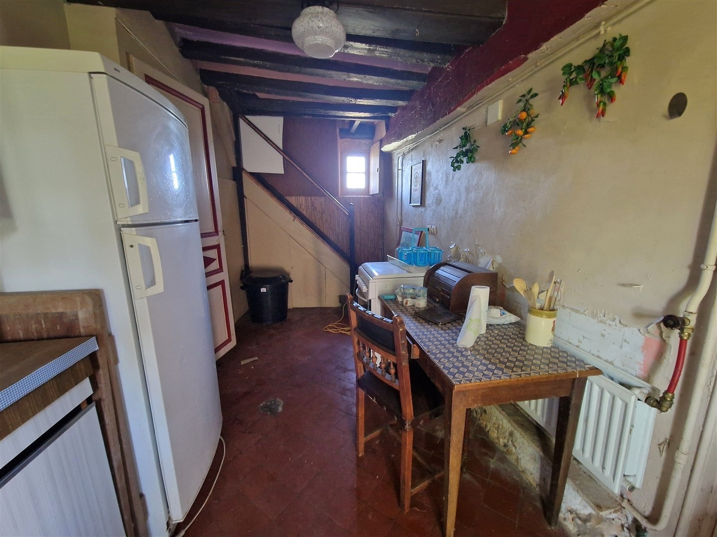 VOUS APPRÉCIEREZ LE CHARME & L'AUTHENTICITÉ DE CETTE RAVISSANTE MAISON ANCIENNE décomposée de la manière suivaTREON