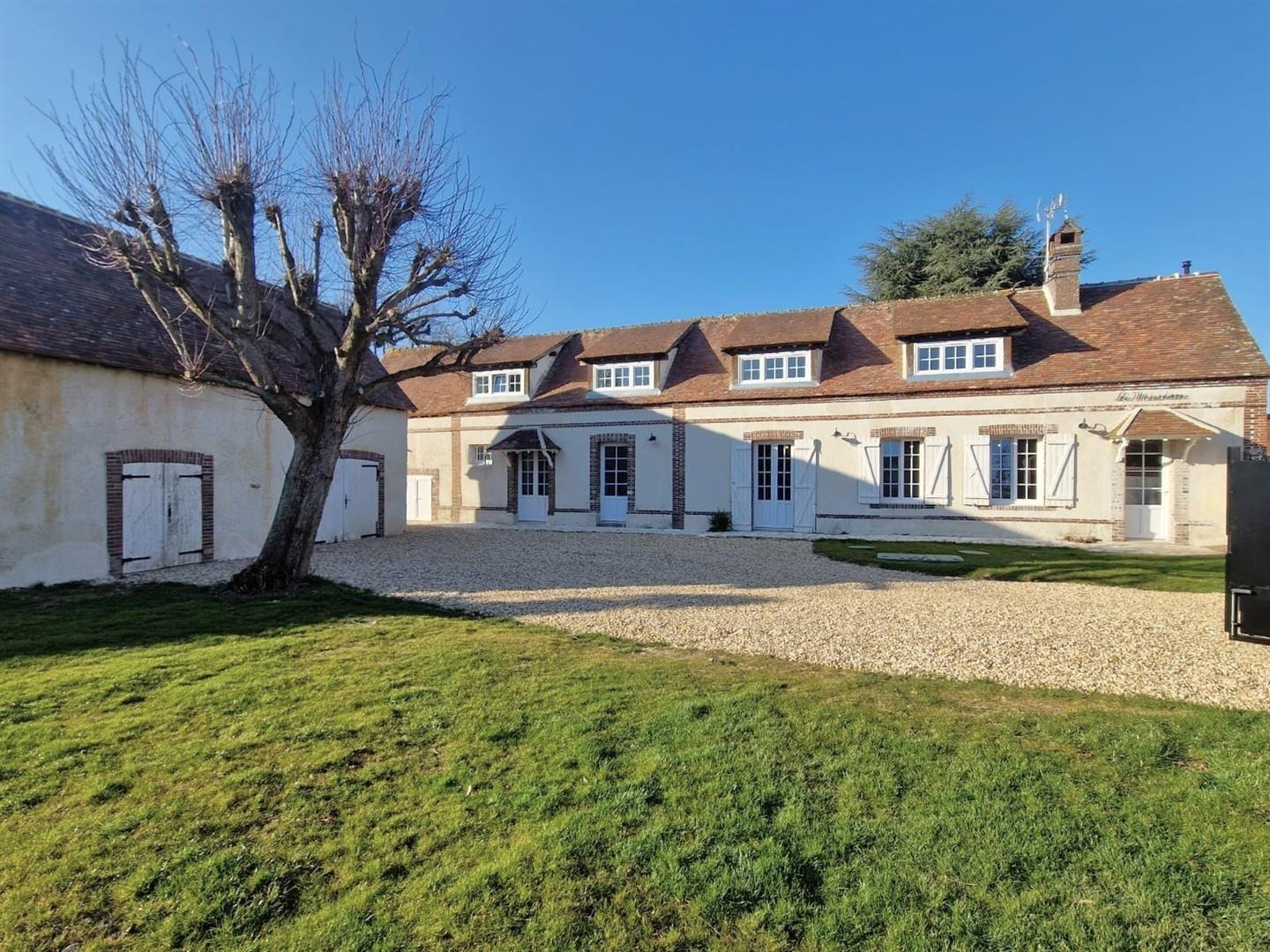 Venez découvrir cette RAVISSANTE LONGERE ENTIEREMENT RÉNOVÉE AVEC GOÛT décomposée de la manière suivante : AuNONANCOURT