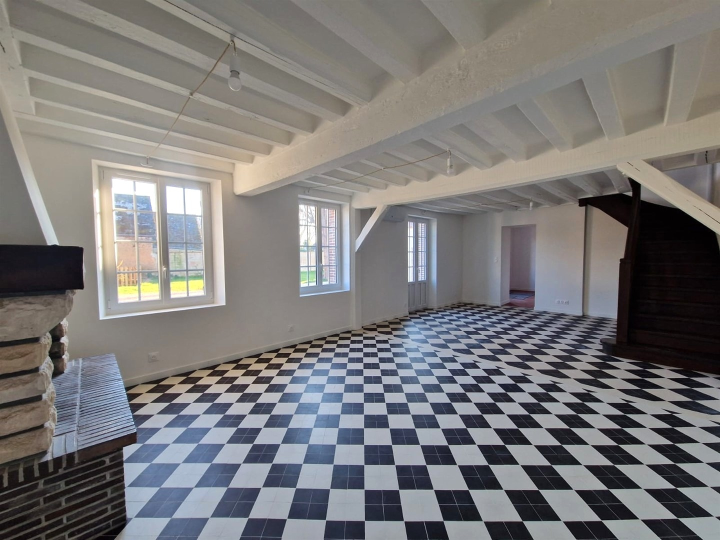 Venez découvrir cette RAVISSANTE LONGERE ENTIEREMENT RÉNOVÉE AVEC GOÛT décomposée de la manière suivante : AuNONANCOURT