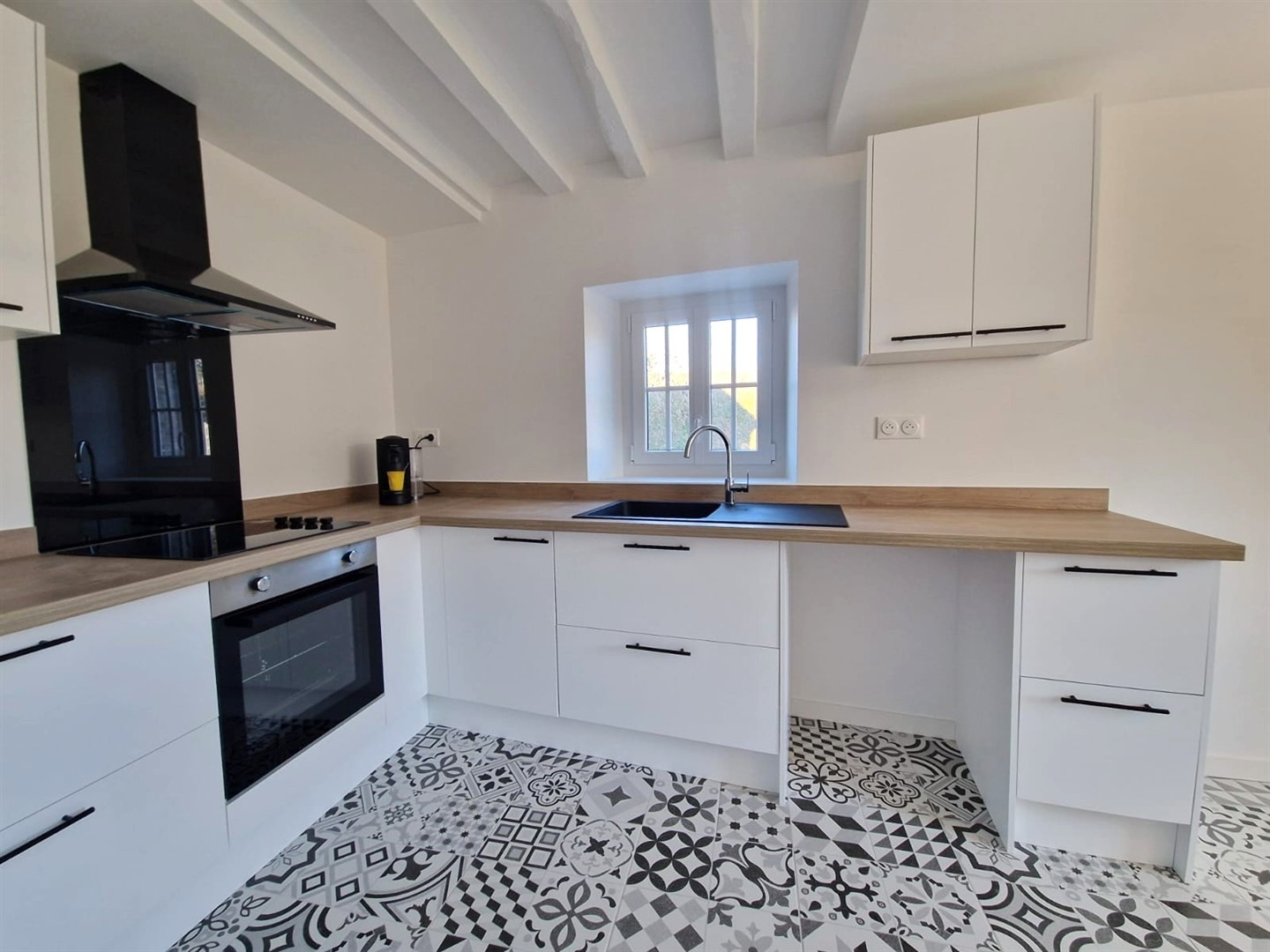 Venez découvrir cette RAVISSANTE LONGERE ENTIEREMENT RÉNOVÉE AVEC GOÛT décomposée de la manière suivante : AuNONANCOURT