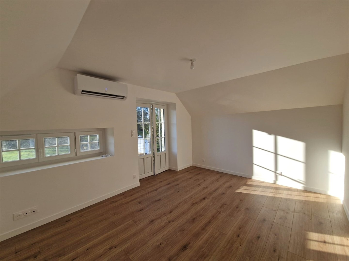 Venez découvrir cette RAVISSANTE LONGERE ENTIEREMENT RÉNOVÉE AVEC GOÛT décomposée de la manière suivante : AuNONANCOURT