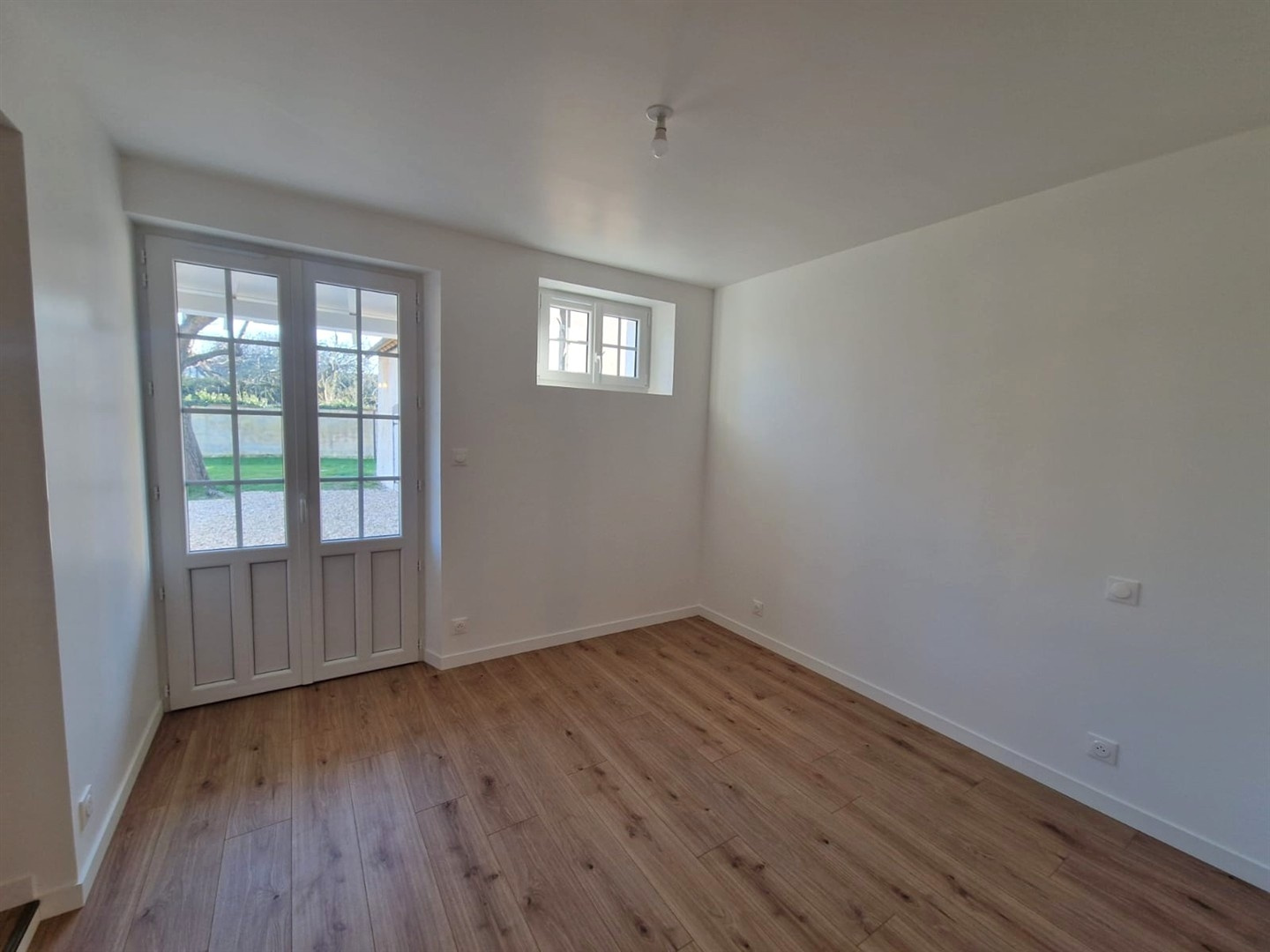 Venez découvrir cette RAVISSANTE LONGERE ENTIEREMENT RÉNOVÉE AVEC GOÛT décomposée de la manière suivante : AuNONANCOURT