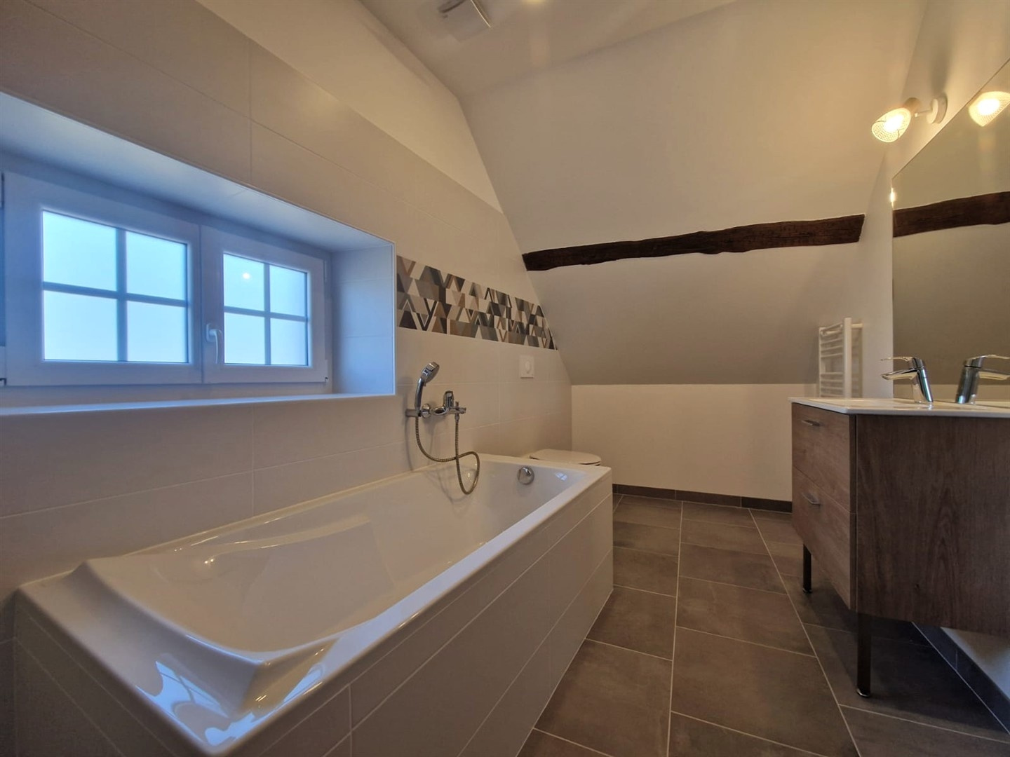 Venez découvrir cette RAVISSANTE LONGERE ENTIEREMENT RÉNOVÉE AVEC GOÛT décomposée de la manière suivante : AuNONANCOURT