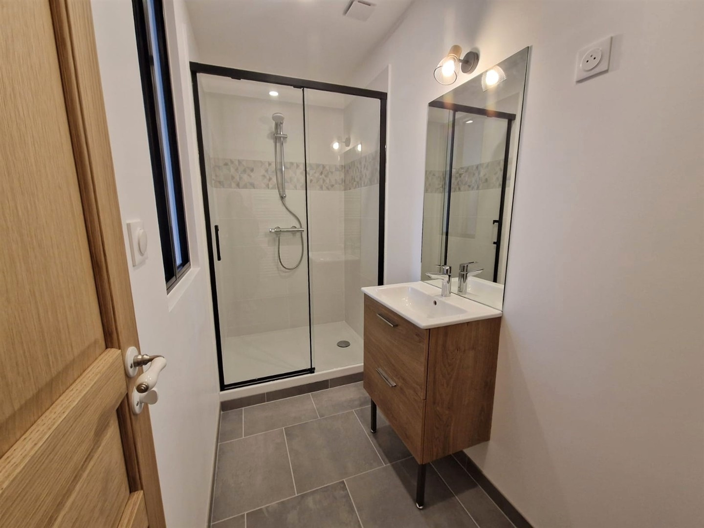 Venez découvrir cette RAVISSANTE LONGERE ENTIEREMENT RÉNOVÉE AVEC GOÛT décomposée de la manière suivante : AuNONANCOURT