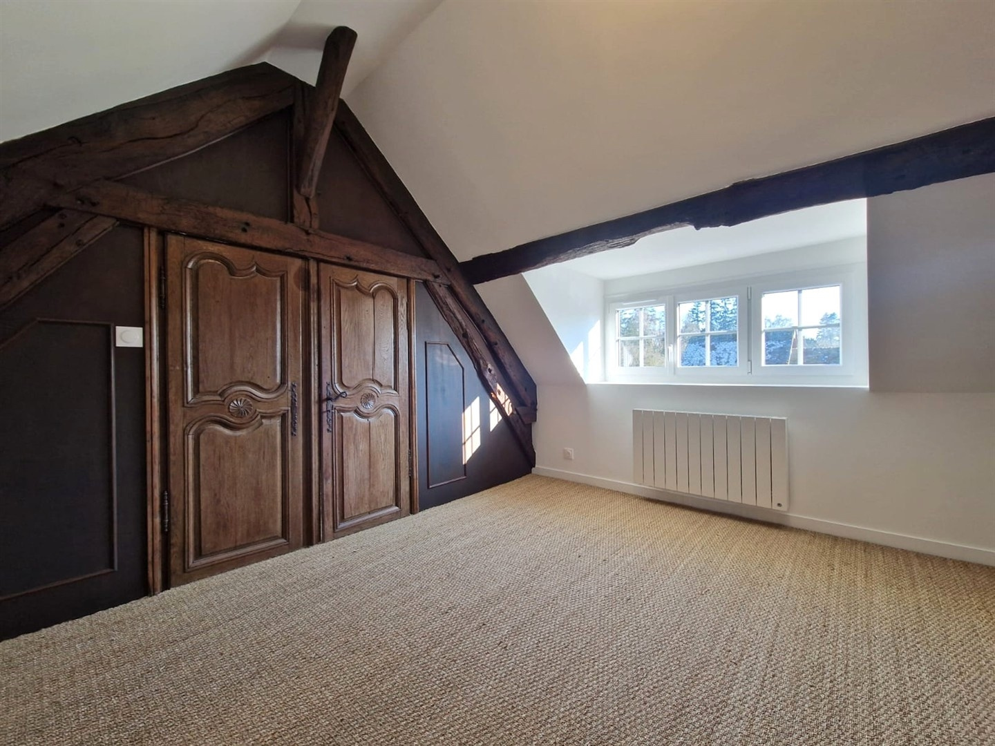 Venez découvrir cette RAVISSANTE LONGERE ENTIEREMENT RÉNOVÉE AVEC GOÛT décomposée de la manière suivante : AuNONANCOURT