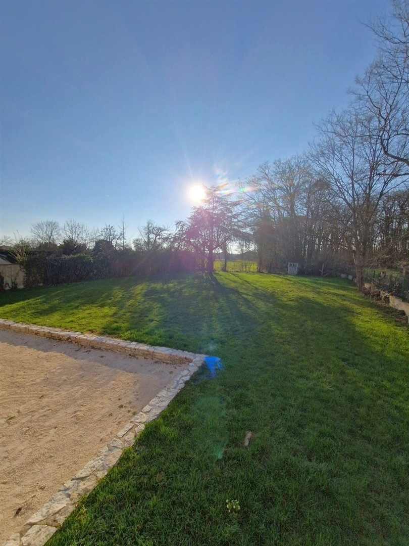 Venez découvrir cette RAVISSANTE LONGERE ENTIEREMENT RÉNOVÉE AVEC GOÛT décomposée de la manière suivante : AuNONANCOURT