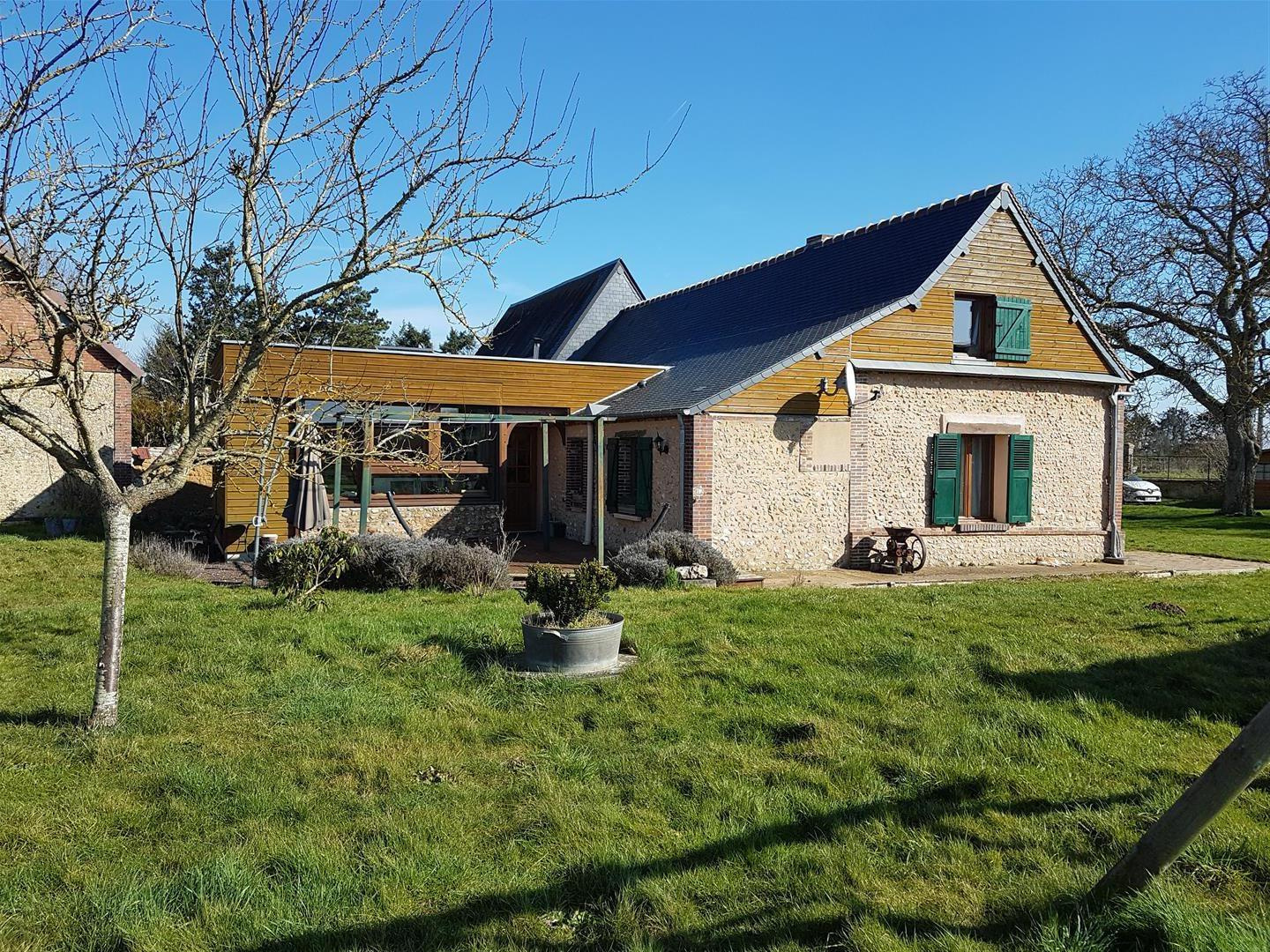 RAVISSANTE PROPRIETE ANCIENNE RÉNOVÉE SITUÉE DANS UN ENVIRONNEMENT CALME et décomposée de la manière suivanteNONANCOURT