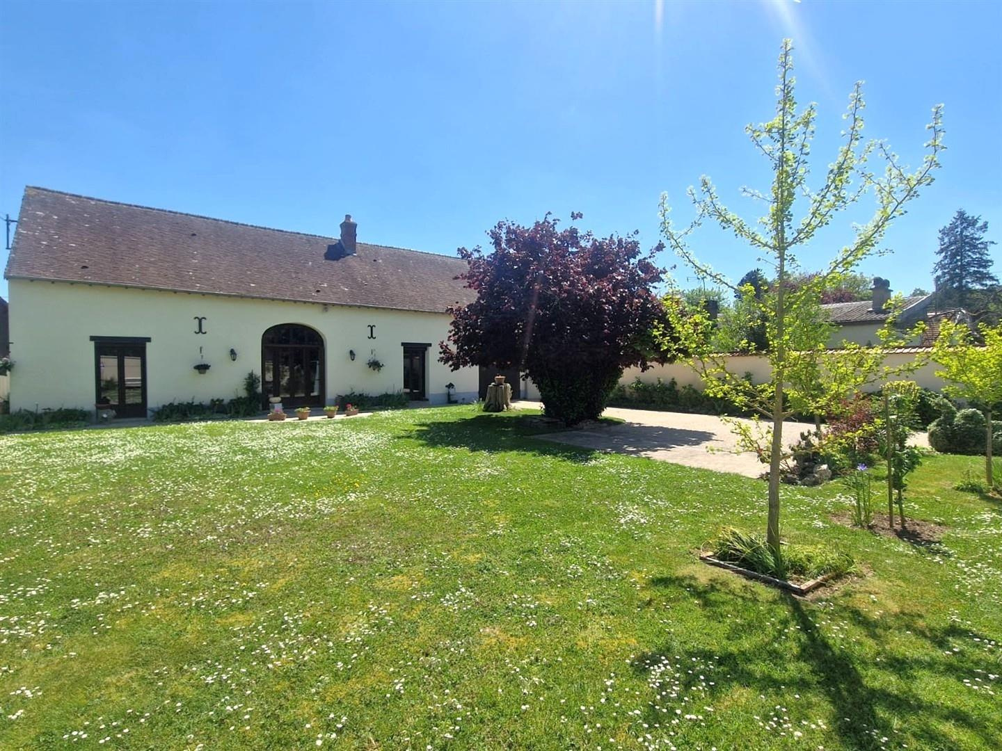 RAVISSANTE MAISON ANCIENNE RÉNOVÉE & PLEINE DE CHARME décomposée la manière suivante : Au RDCH: Vaste espace dLA MADELEINE DE NONANCOURT