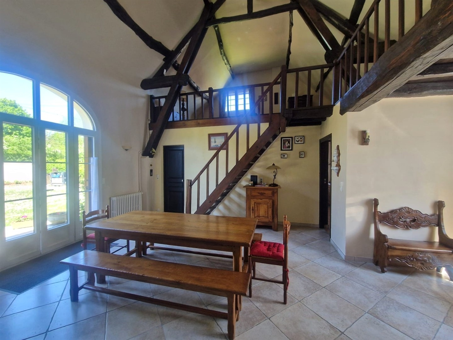 RAVISSANTE MAISON ANCIENNE RÉNOVÉE & PLEINE DE CHARME décomposée la manière suivante : Au RDCH: Vaste espace dLA MADELEINE DE NONANCOURT