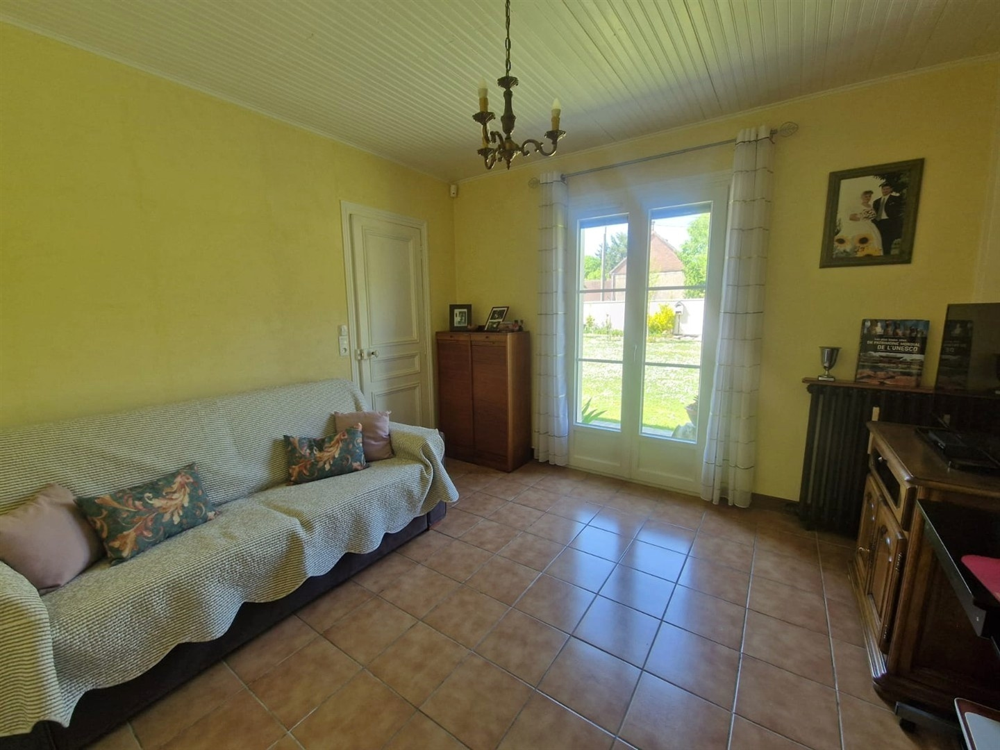 RAVISSANTE MAISON ANCIENNE RÉNOVÉE & PLEINE DE CHARME décomposée la manière suivante : Au RDCH: Vaste espace dLA MADELEINE DE NONANCOURT