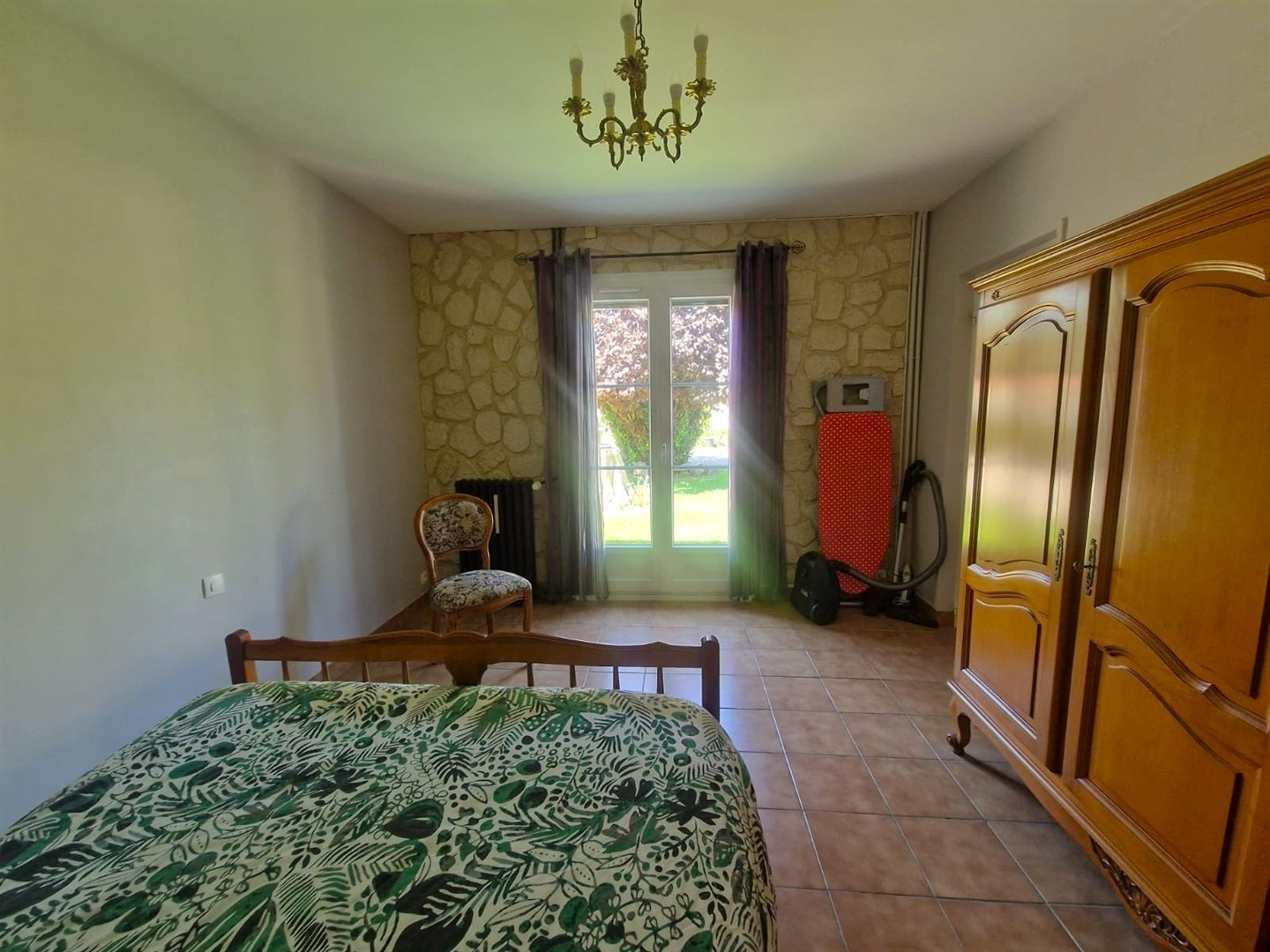 RAVISSANTE MAISON ANCIENNE RÉNOVÉE & PLEINE DE CHARME décomposée la manière suivante : Au RDCH: Vaste espace dLA MADELEINE DE NONANCOURT