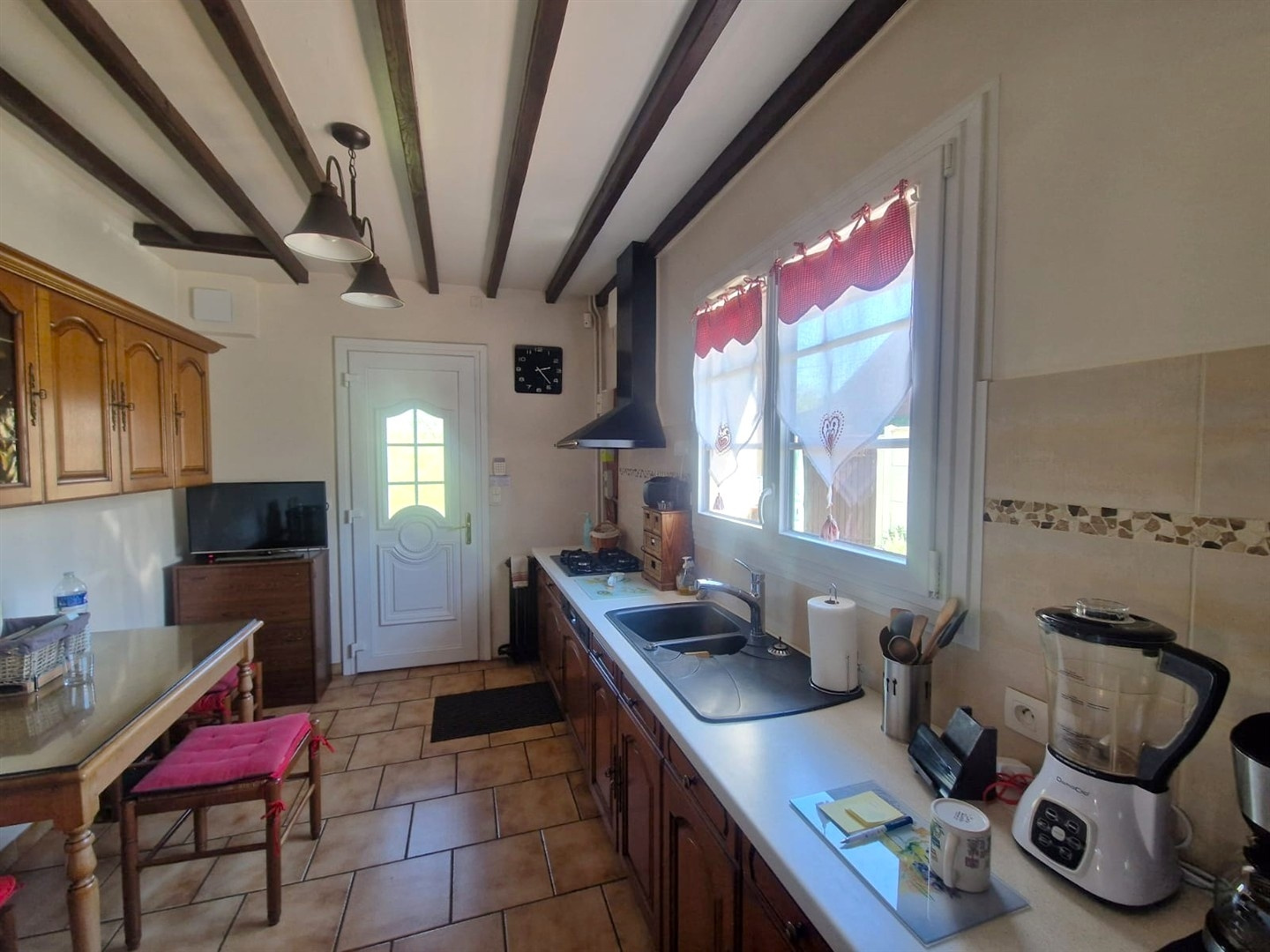 RAVISSANTE MAISON ANCIENNE RÉNOVÉE & PLEINE DE CHARME décomposée la manière suivante : Au RDCH: Vaste espace dLA MADELEINE DE NONANCOURT