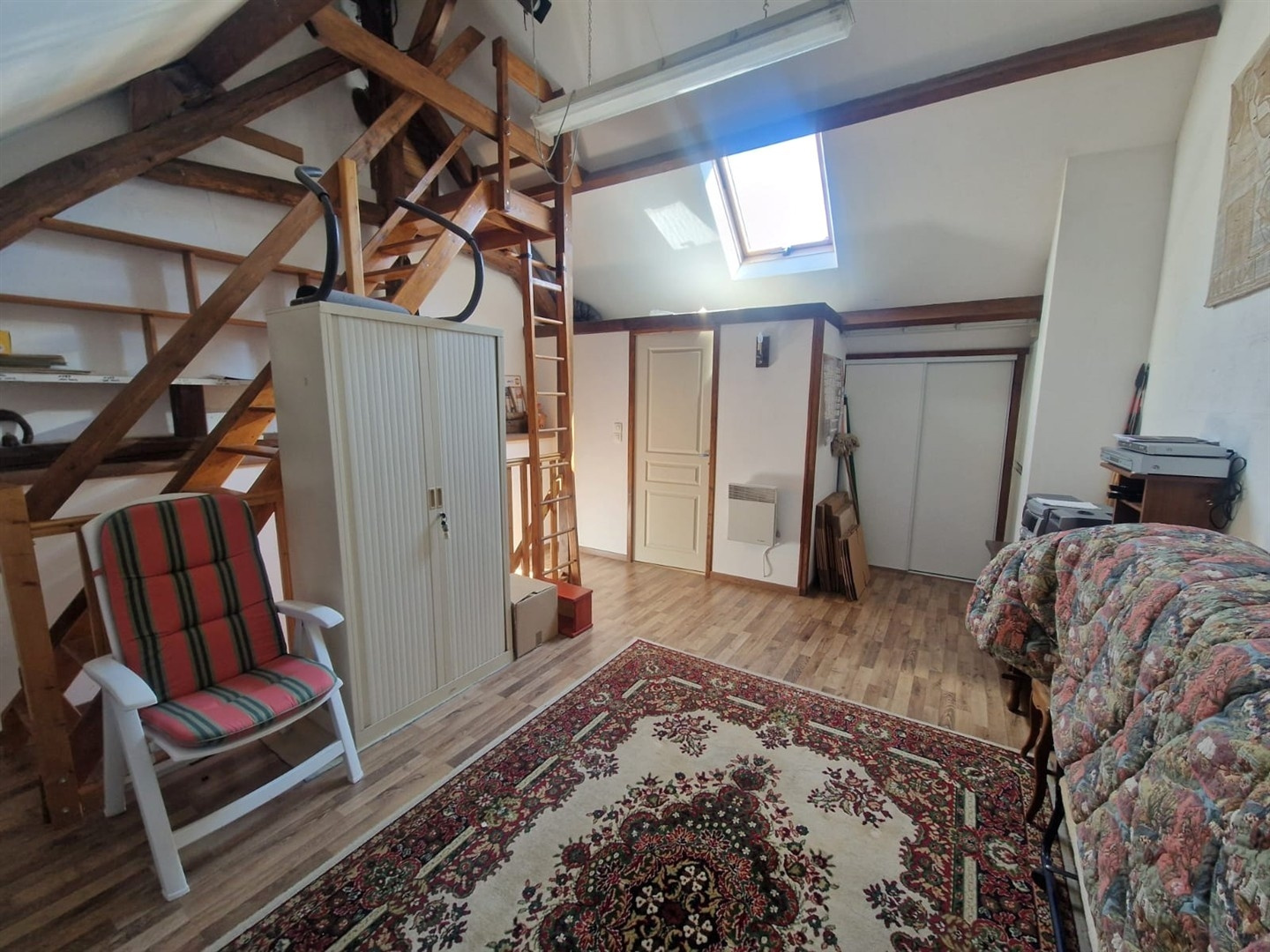 RAVISSANTE MAISON ANCIENNE RÉNOVÉE & PLEINE DE CHARME décomposée la manière suivante : Au RDCH: Vaste espace dLA MADELEINE DE NONANCOURT