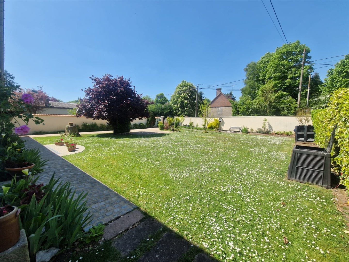 RAVISSANTE MAISON ANCIENNE RÉNOVÉE & PLEINE DE CHARME décomposée la manière suivante : Au RDCH: Vaste espace dLA MADELEINE DE NONANCOURT