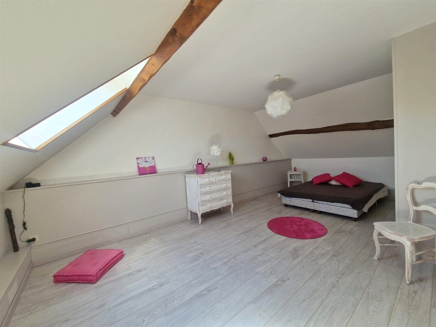 RAVISSANTE MAISON ANCIENNE RÉNOVÉE & PLEINE DE CHARME décomposée la manière suivante : Au RDCH: Vaste espace dLA MADELEINE DE NONANCOURT