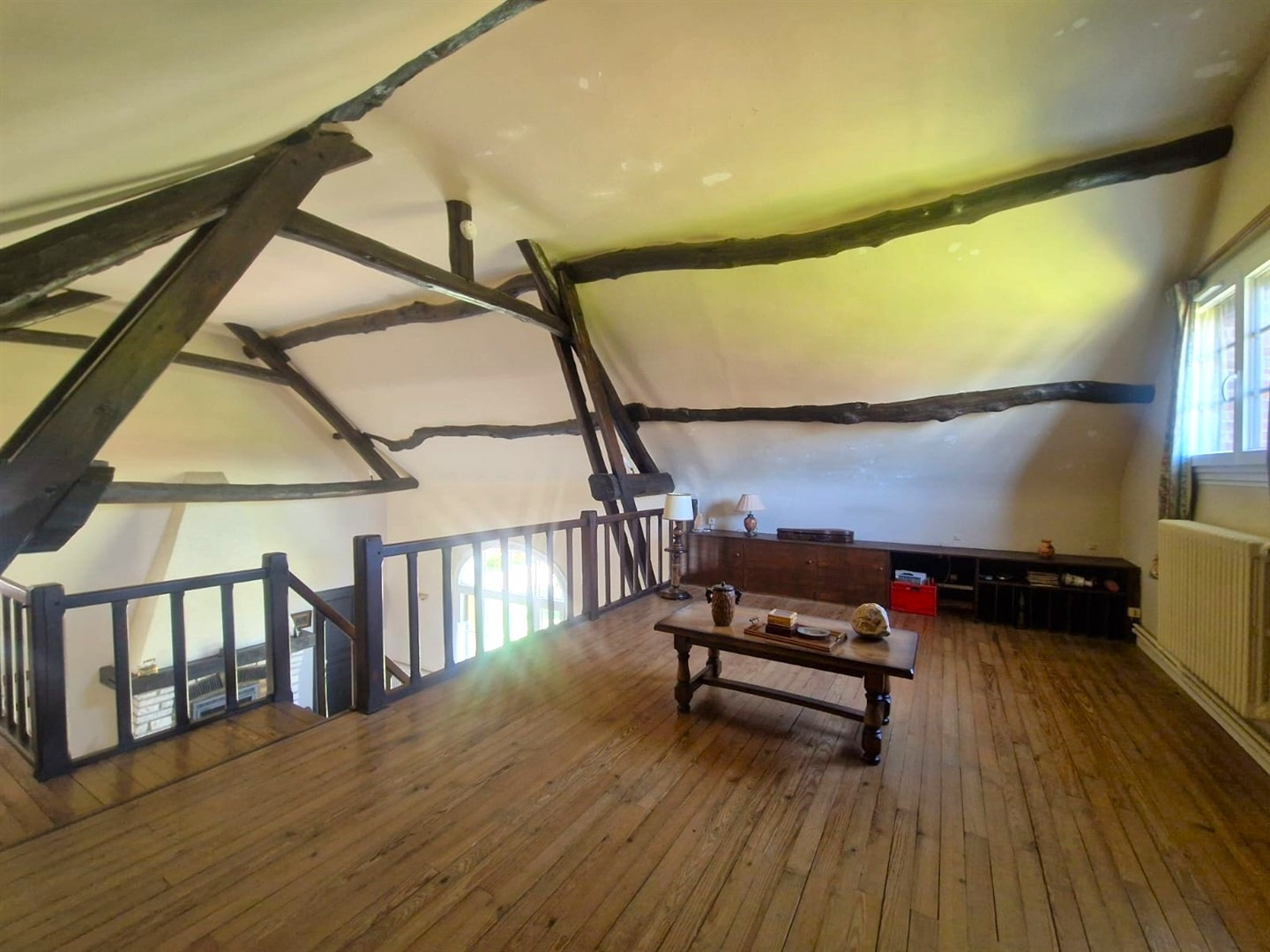 RAVISSANTE MAISON ANCIENNE RÉNOVÉE & PLEINE DE CHARME décomposée la manière suivante : Au RDCH: Vaste espace dLA MADELEINE DE NONANCOURT