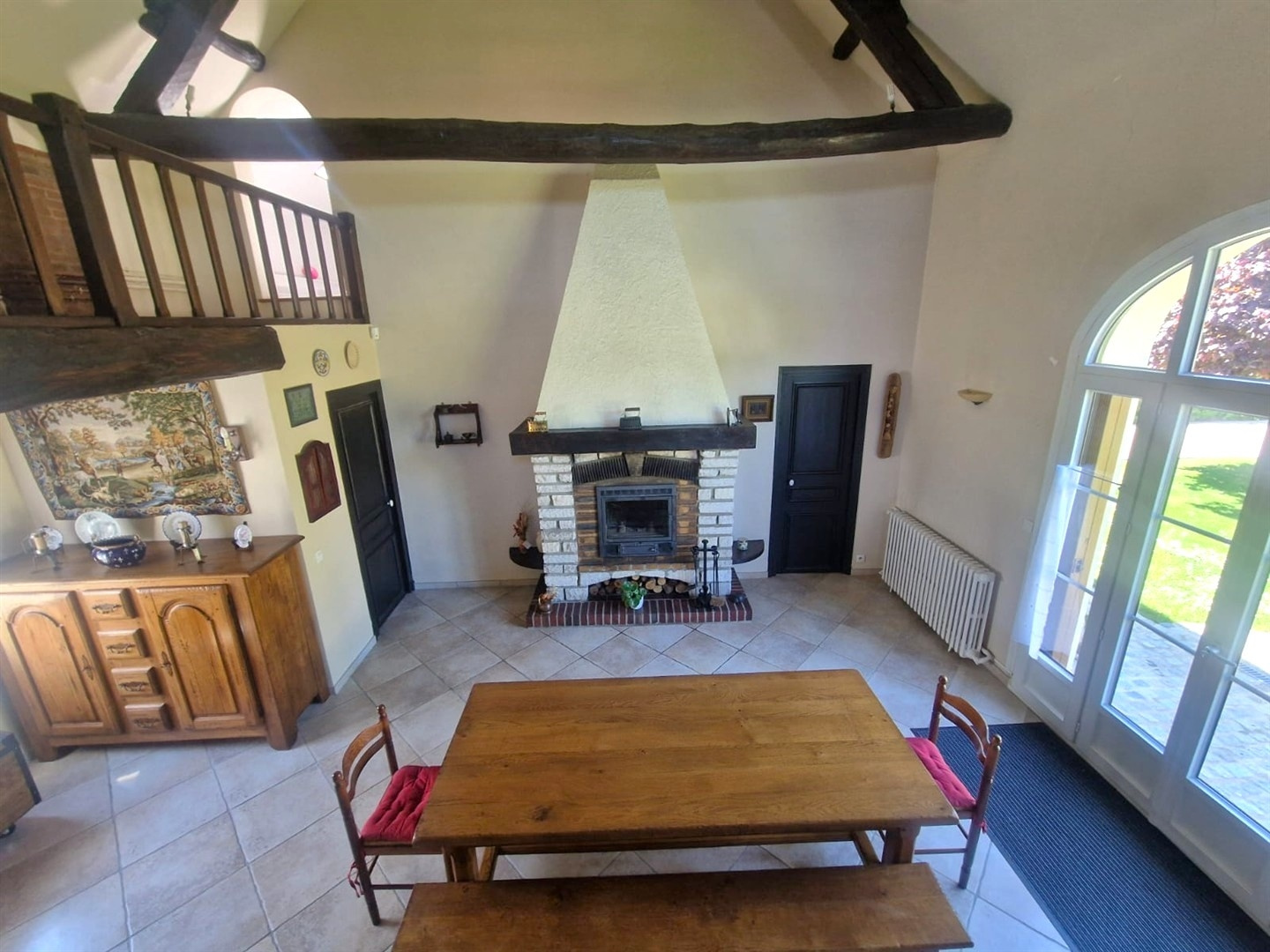 RAVISSANTE MAISON ANCIENNE RÉNOVÉE & PLEINE DE CHARME décomposée la manière suivante : Au RDCH: Vaste espace dLA MADELEINE DE NONANCOURT