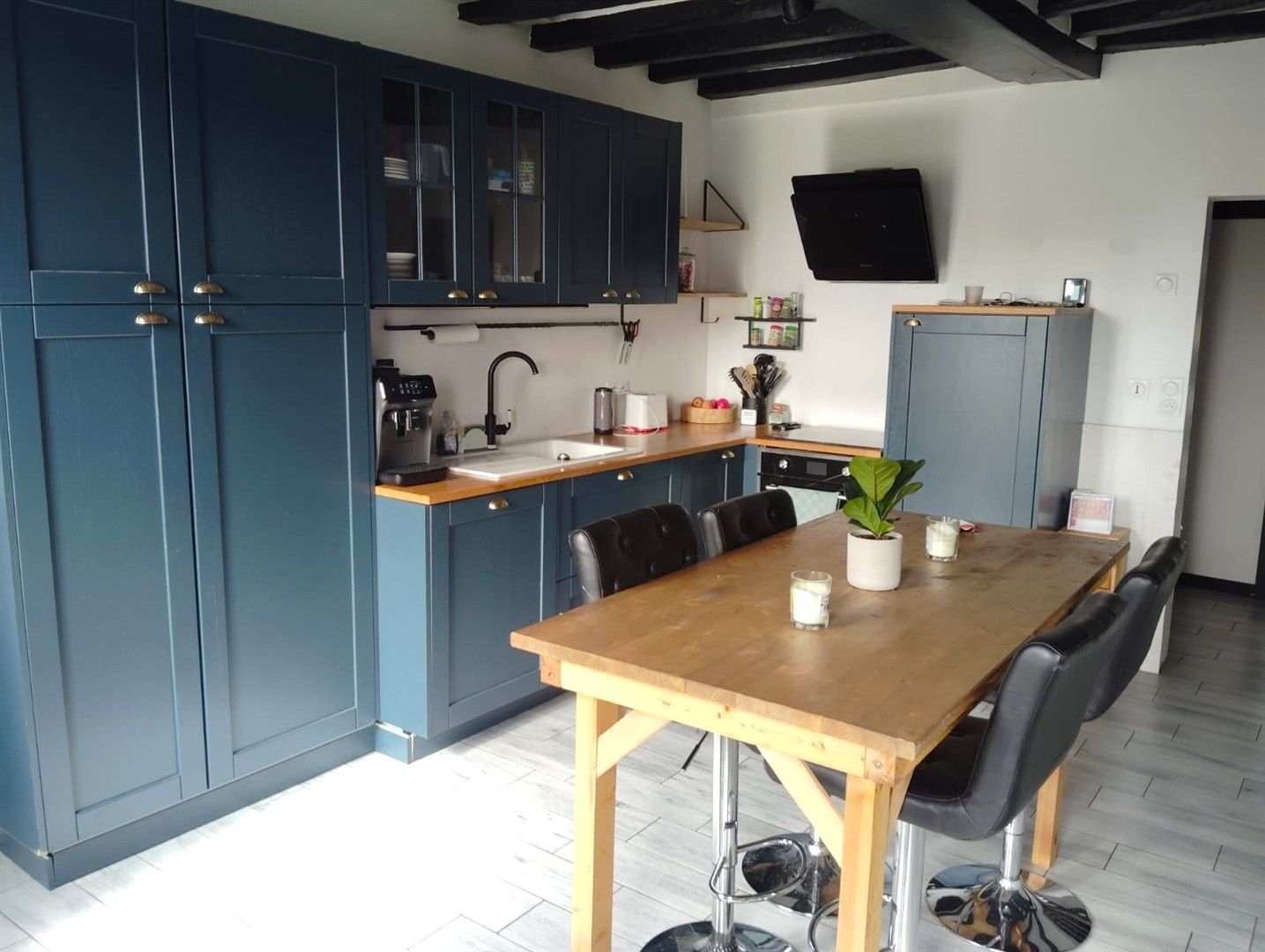 RAVISSANTE MAISON ANCIENNE décomposée de la manière suivante : Au RDCH : Entrée sur cuisine aménagée et équipéST ANDRE DE L\'EURE, ST ANDRE DE L\'EURE, ST ANDRE DE L\'EURE, ST ANDRE DE L\'EURE