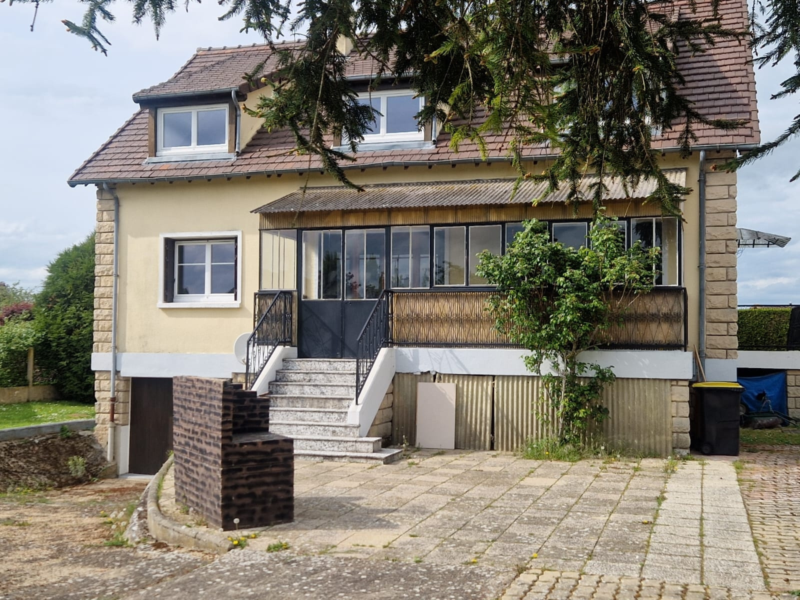 SPACIEUSE MAISON TRADITIONNELLE SUR SOUS-SOL TOTAL décomposée de la manière suivante : Au RDCH : Entrée, vasteILLIERS-L\'EVEQUE, ILLIERS-L\'EVEQUE, ILLIERS-L\'EVEQUE, ILLIERS-L\'EVEQUE