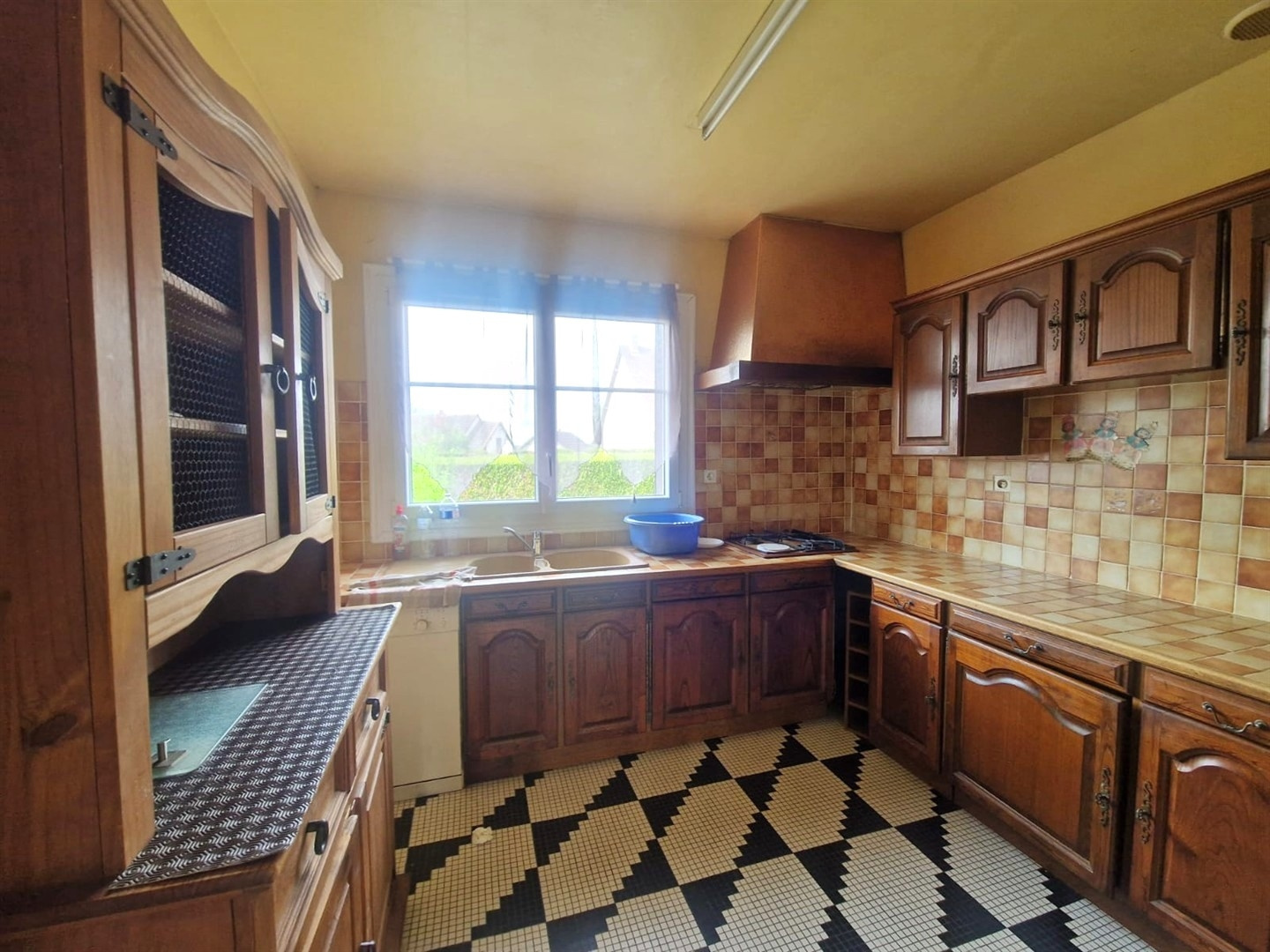 SPACIEUSE MAISON TRADITIONNELLE SUR SOUS-SOL TOTAL décomposée de la manière suivante : Au RDCH : Entrée, vasteILLIERS-L\'EVEQUE, ILLIERS-L\'EVEQUE, ILLIERS-L\'EVEQUE, ILLIERS-L\'EVEQUE