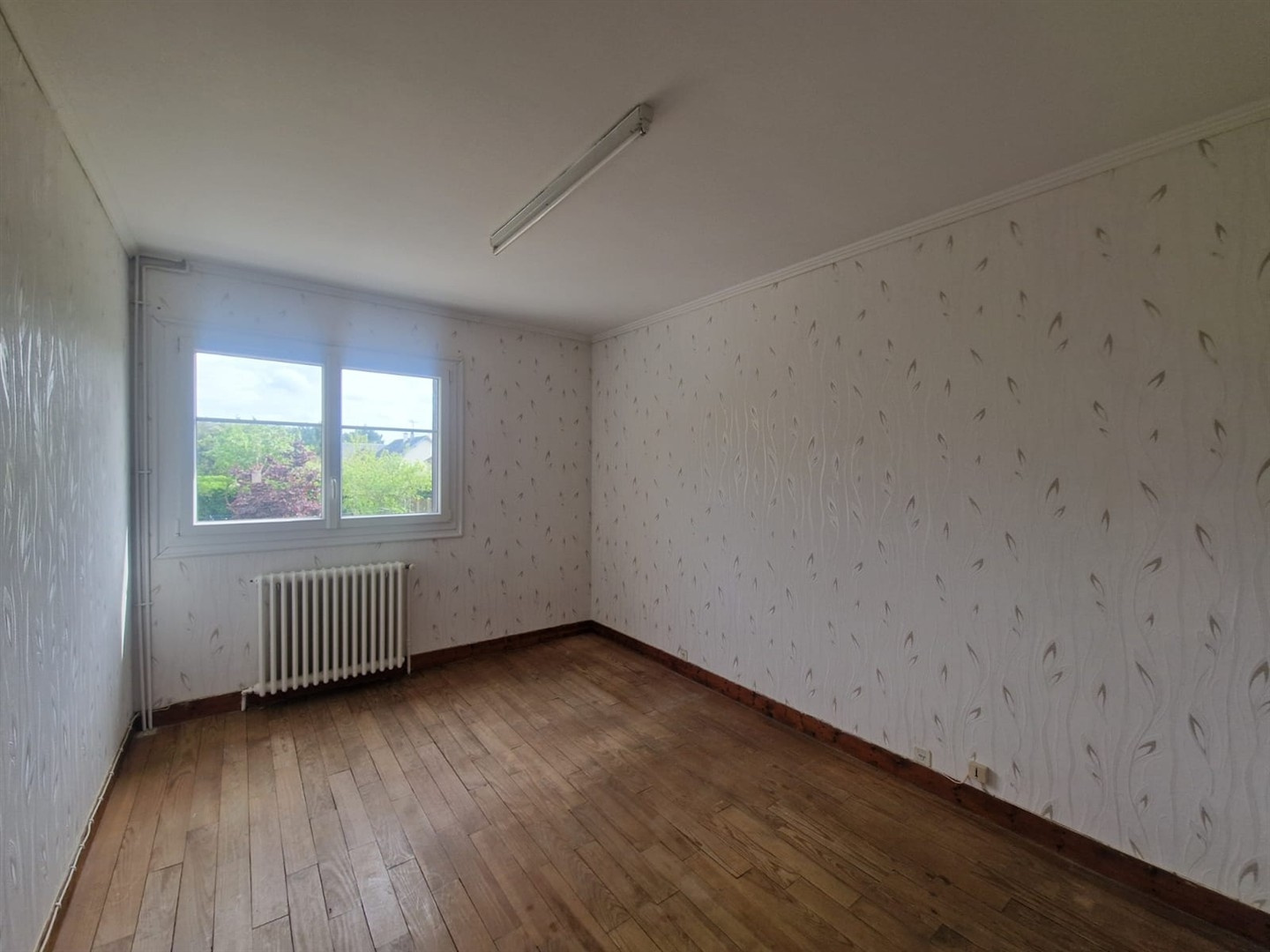 SPACIEUSE MAISON TRADITIONNELLE SUR SOUS-SOL TOTAL décomposée de la manière suivante : Au RDCH : Entrée, vasteILLIERS-L\'EVEQUE, ILLIERS-L\'EVEQUE, ILLIERS-L\'EVEQUE, ILLIERS-L\'EVEQUE