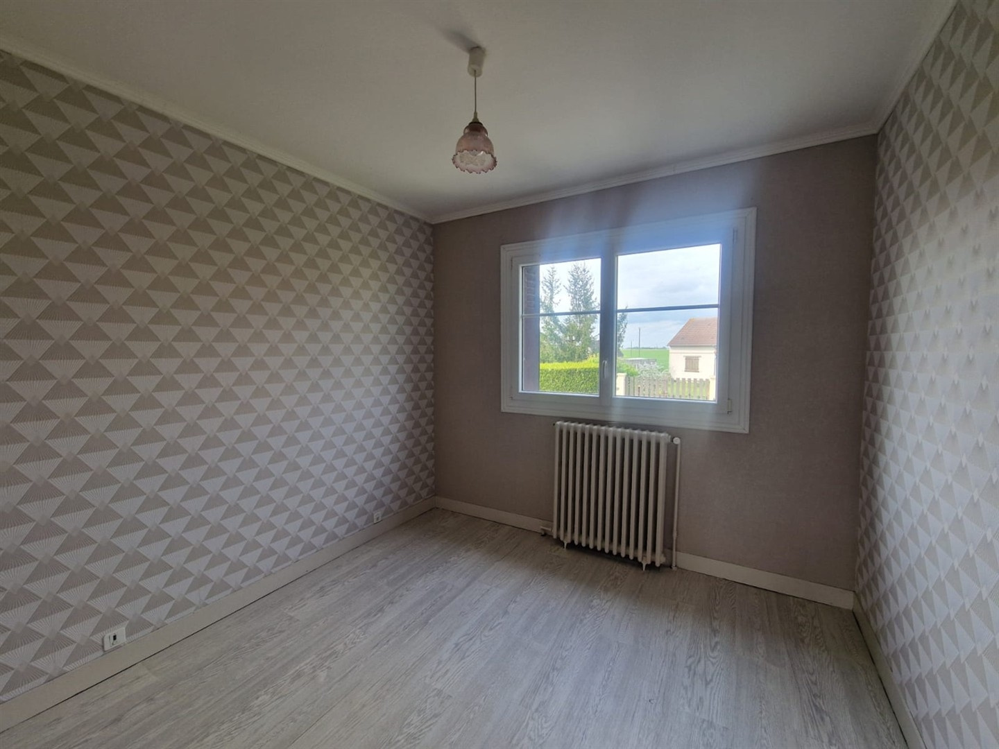 SPACIEUSE MAISON TRADITIONNELLE SUR SOUS-SOL TOTAL décomposée de la manière suivante : Au RDCH : Entrée, vasteILLIERS-L\'EVEQUE, ILLIERS-L\'EVEQUE, ILLIERS-L\'EVEQUE, ILLIERS-L\'EVEQUE