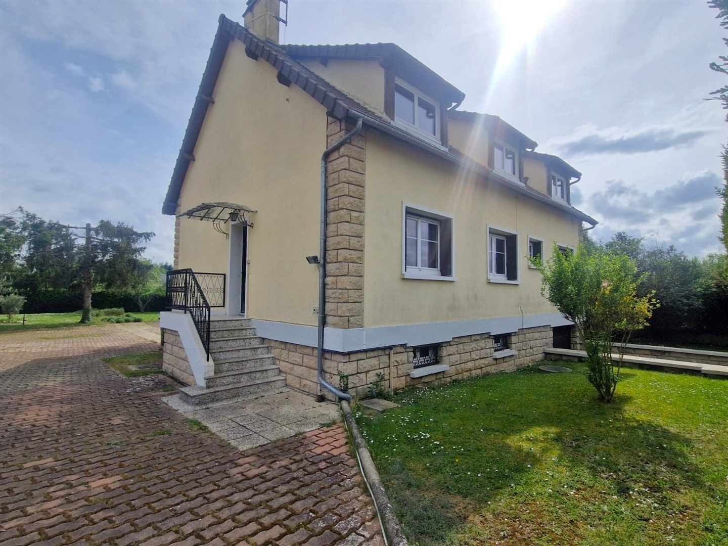 SPACIEUSE MAISON TRADITIONNELLE SUR SOUS-SOL TOTAL décomposée de la manière suivante : Au RDCH : Entrée, vasteILLIERS-L\'EVEQUE, ILLIERS-L\'EVEQUE, ILLIERS-L\'EVEQUE, ILLIERS-L\'EVEQUE