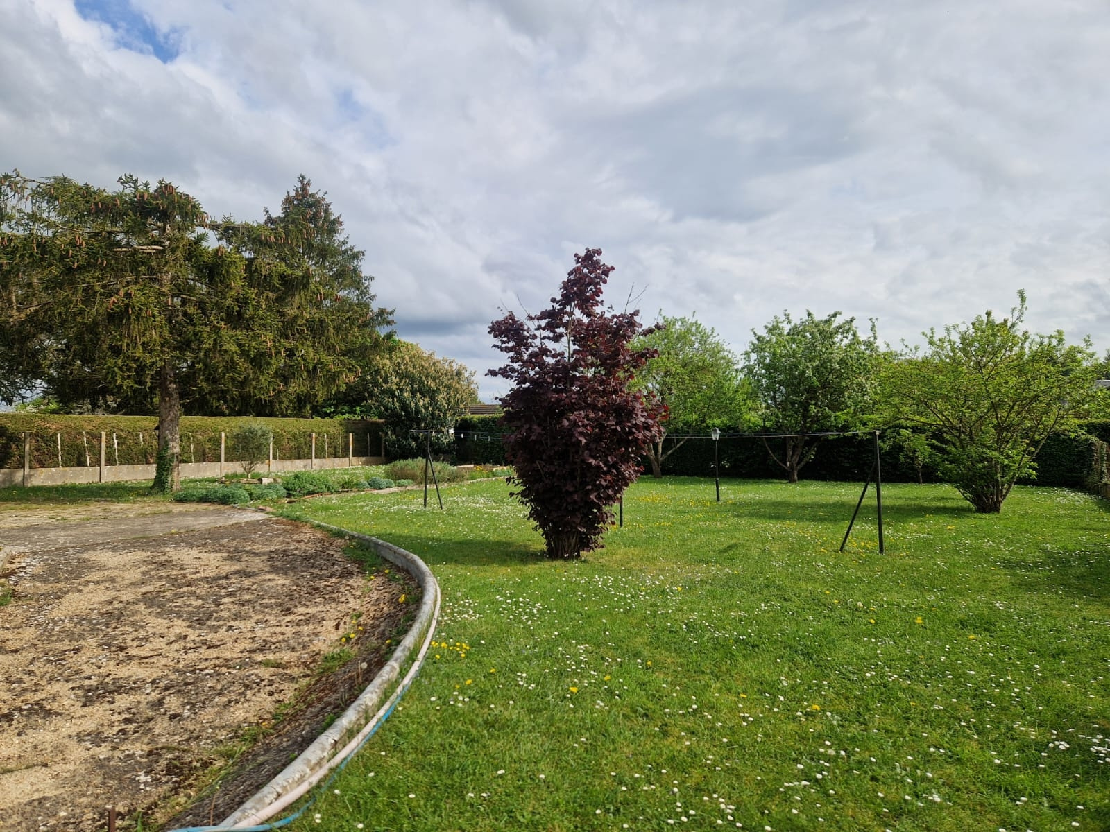 SPACIEUSE MAISON TRADITIONNELLE SUR SOUS-SOL TOTAL décomposée de la manière suivante : Au RDCH : Entrée, vasteILLIERS-L\'EVEQUE, ILLIERS-L\'EVEQUE, ILLIERS-L\'EVEQUE, ILLIERS-L\'EVEQUE