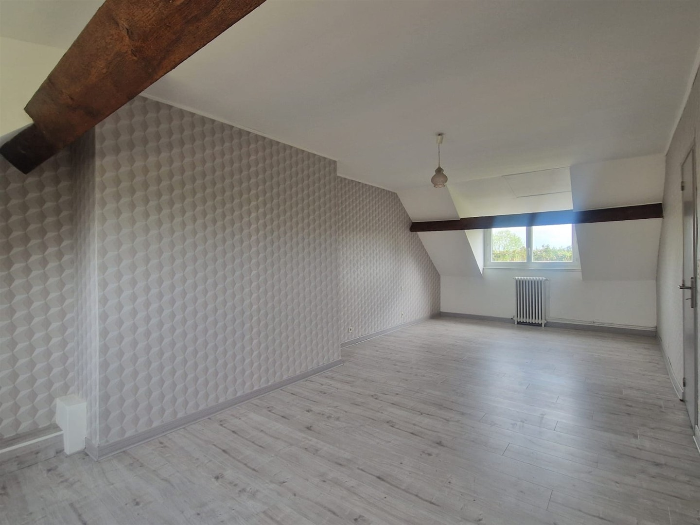 SPACIEUSE MAISON TRADITIONNELLE SUR SOUS-SOL TOTAL décomposée de la manière suivante : Au RDCH : Entrée, vasteILLIERS-L\'EVEQUE, ILLIERS-L\'EVEQUE, ILLIERS-L\'EVEQUE, ILLIERS-L\'EVEQUE