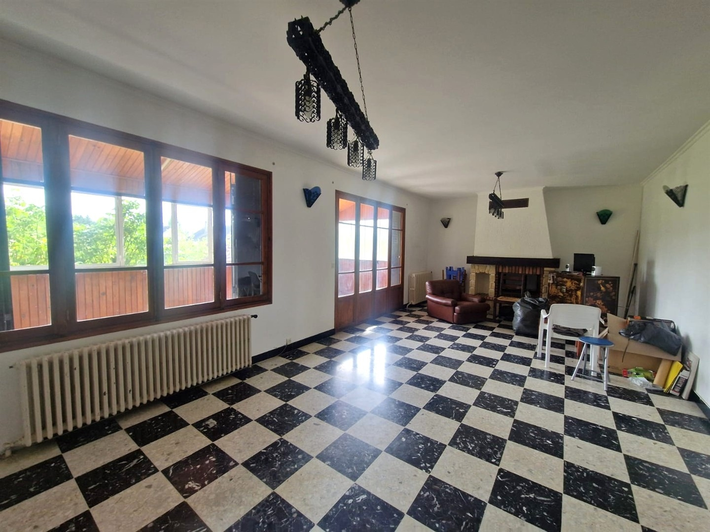 SPACIEUSE MAISON TRADITIONNELLE SUR SOUS-SOL TOTAL décomposée de la manière suivante : Au RDCH : Entrée, vasteILLIERS-L\'EVEQUE, ILLIERS-L\'EVEQUE, ILLIERS-L\'EVEQUE, ILLIERS-L\'EVEQUE