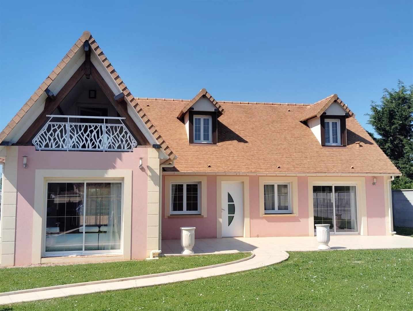 SUPERBE CONSTRUCTION TRADITIONNELLE EN EXCELLENT ETAT OFFRANT DE BEAUX VOLUMES et décomposée de la manière suiNONANCOURT