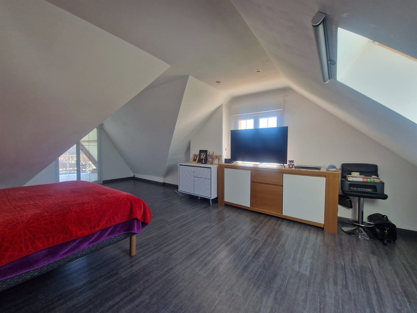 SUPERBE CONSTRUCTION TRADITIONNELLE EN EXCELLENT ETAT OFFRANT DE BEAUX VOLUMES et décomposée de la manière suiNONANCOURT