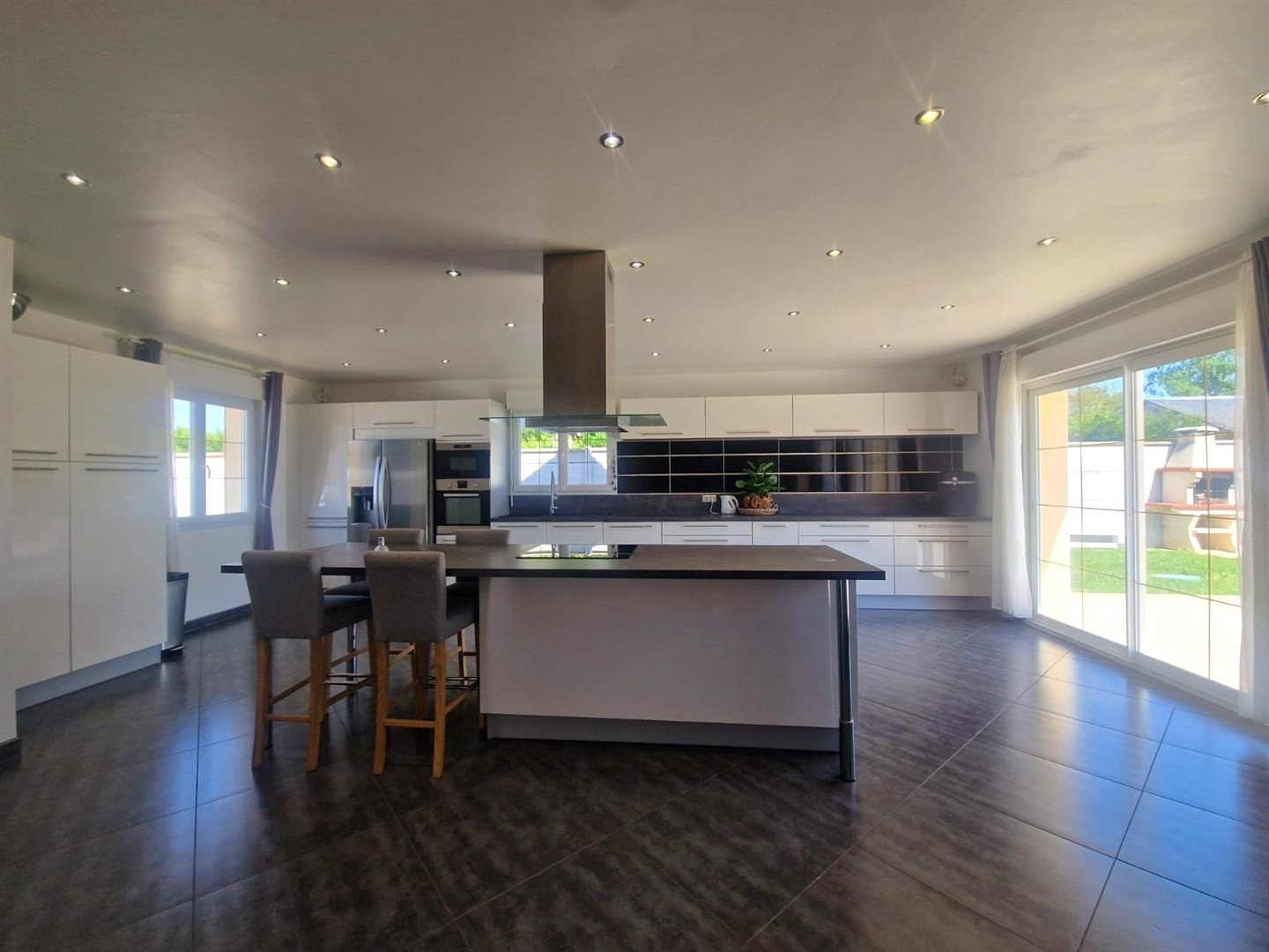 SUPERBE CONSTRUCTION TRADITIONNELLE EN EXCELLENT ETAT OFFRANT DE BEAUX VOLUMES et décomposée de la manière suiNONANCOURT