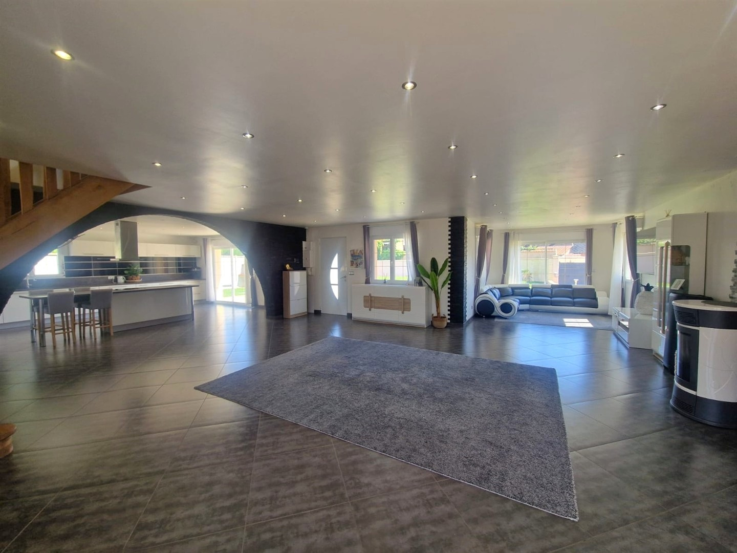 SUPERBE CONSTRUCTION TRADITIONNELLE EN EXCELLENT ETAT OFFRANT DE BEAUX VOLUMES et décomposée de la manière suiNONANCOURT