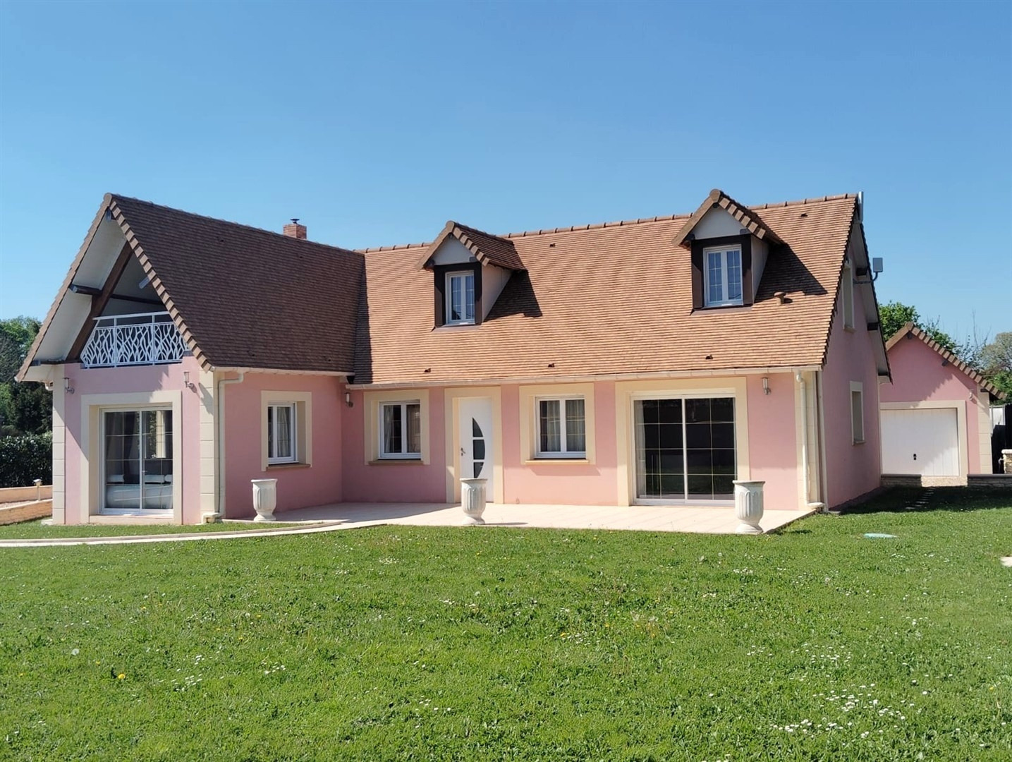 SUPERBE CONSTRUCTION TRADITIONNELLE EN EXCELLENT ETAT OFFRANT DE BEAUX VOLUMES et décomposée de la manière suiNONANCOURT