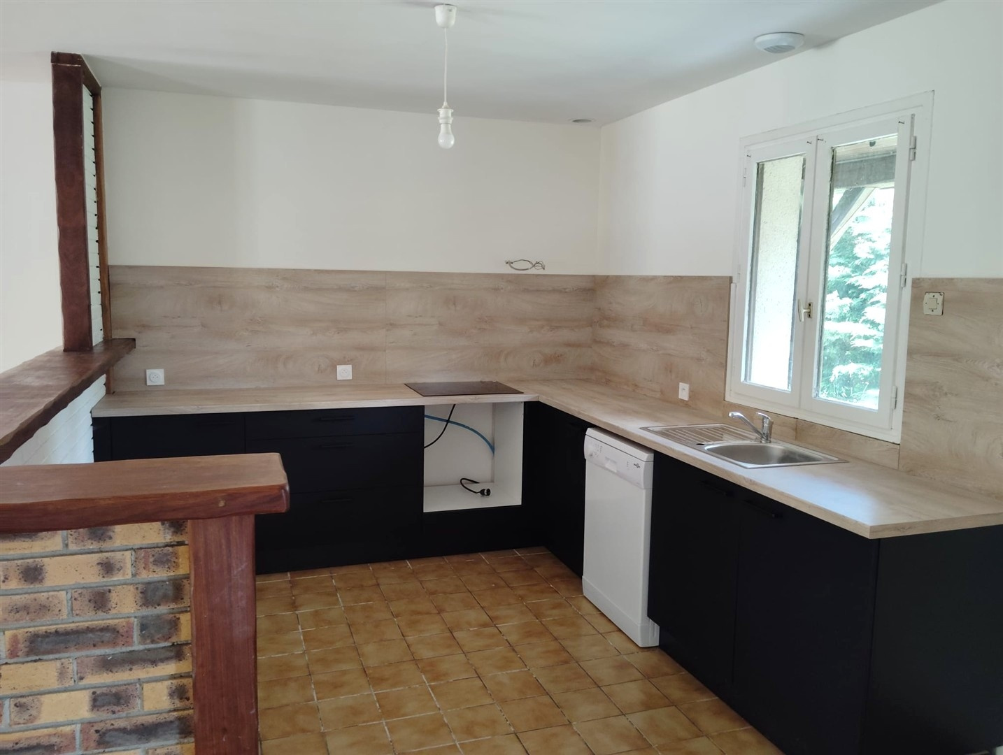 MAISON TRADITIONNELLE IDÉALE POUR LES FAMILLES NOMBREUSES et décomposée de la manière suivante : Au RDCH : CuiCOURDEMANCHE