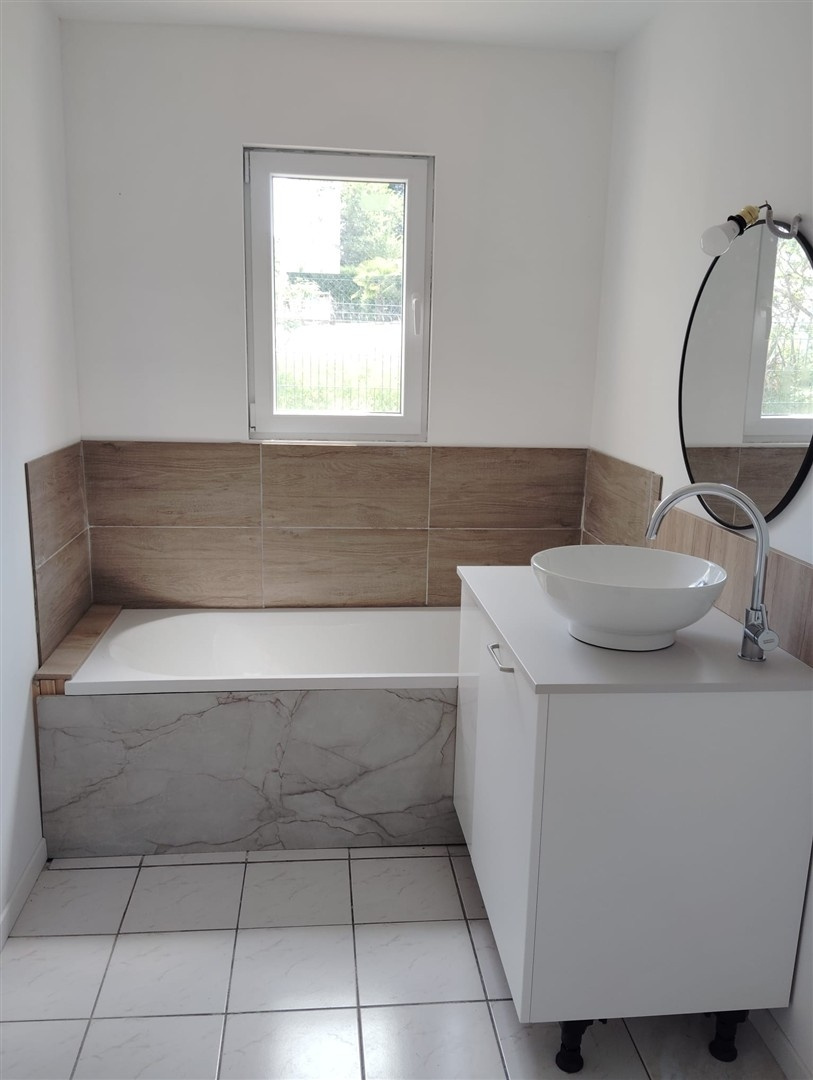 MAISON TRADITIONNELLE IDÉALE POUR LES FAMILLES NOMBREUSES et décomposée de la manière suivante : Au RDCH : CuiCOURDEMANCHE