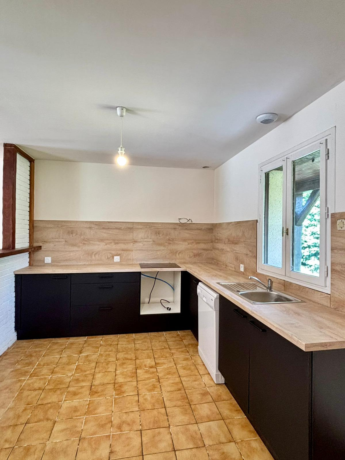 MAISON TRADITIONNELLE IDÉALE POUR LES FAMILLES NOMBREUSESCOURDEMANCHE