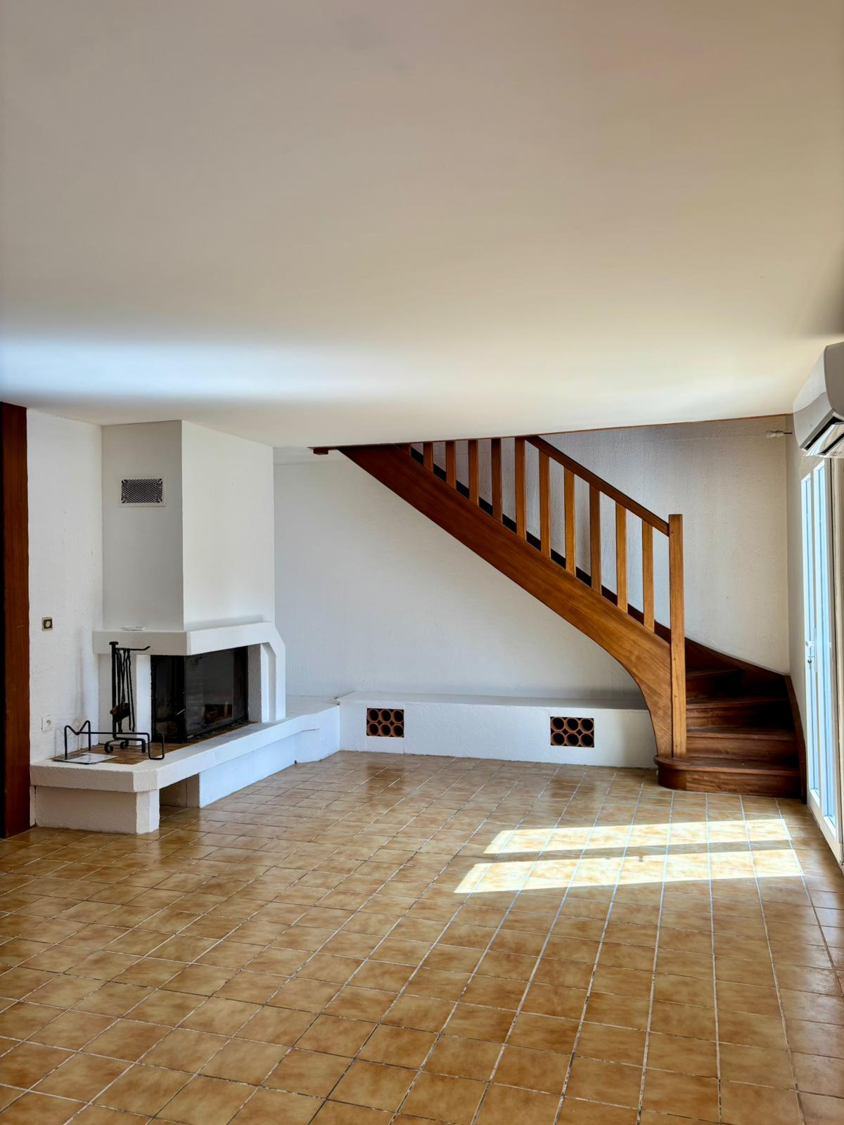MAISON TRADITIONNELLE IDÉALE POUR LES FAMILLES NOMBREUSESCOURDEMANCHE